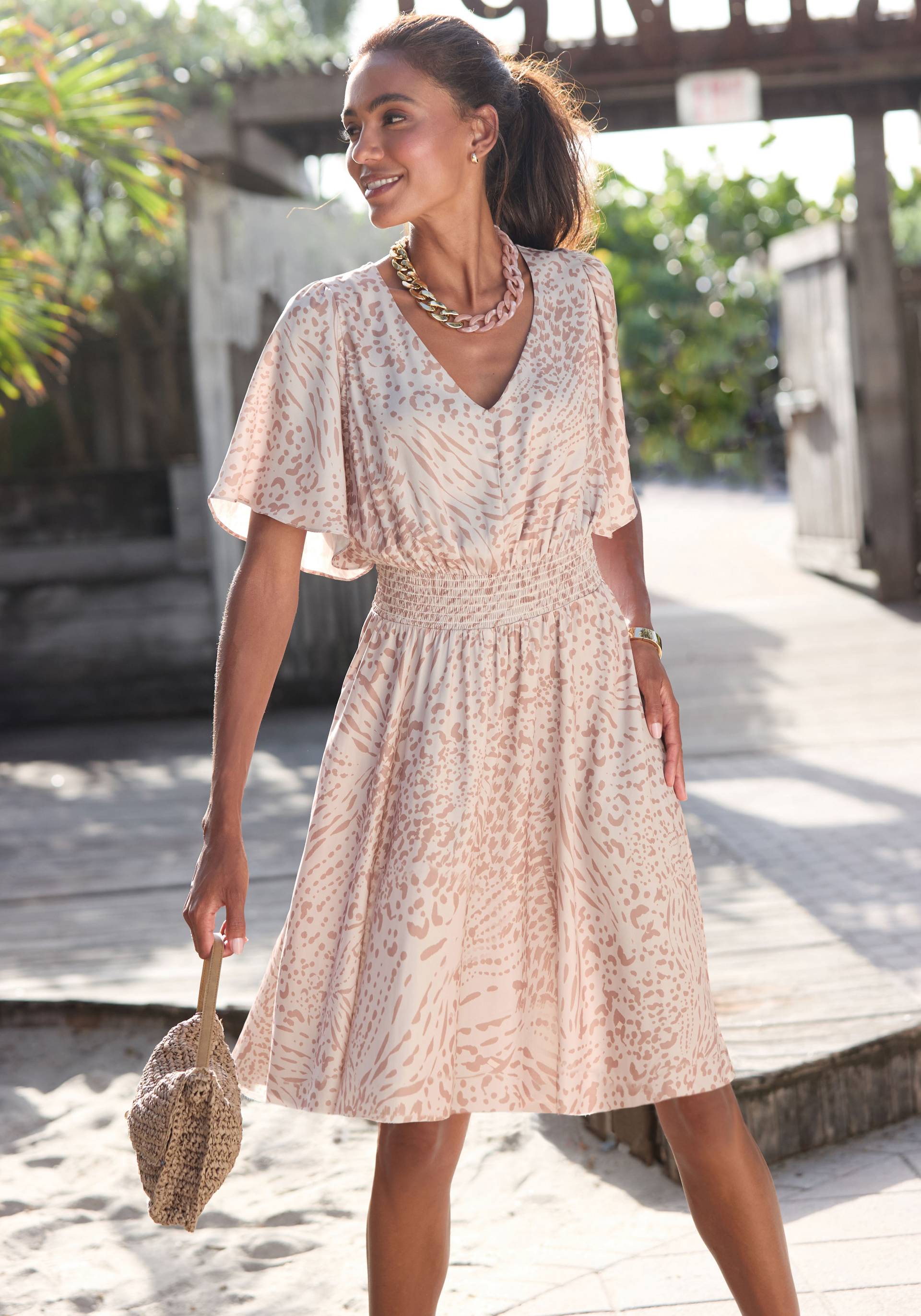 LASCANA Sommerkleid, mit Animalprint und Fledermausärmeln, Satinoptik, elastisch LASCANA Sommerkleid, mit Animalprint und Fledermausärmeln, Satinoptik, elastisch von LASCANA