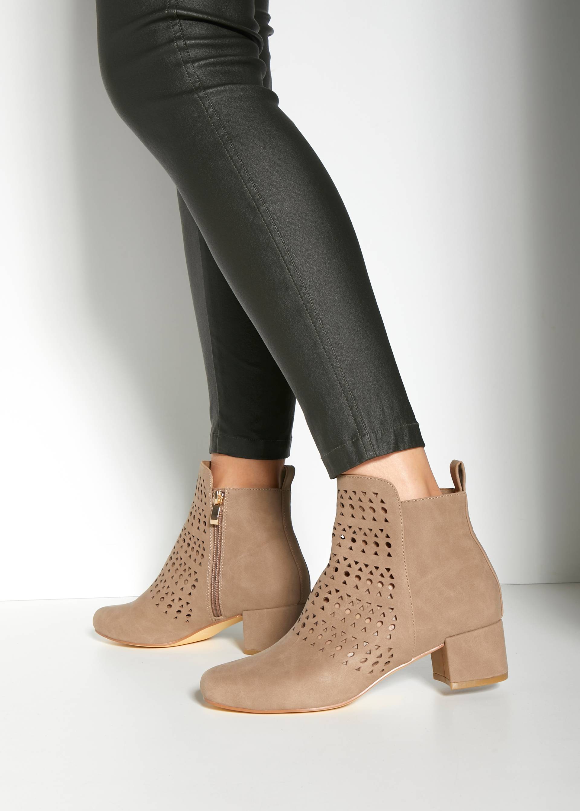 LASCANA Stiefelette, Stiefel, Boots mit kleinen Cut-Outs VEGAN von LASCANA