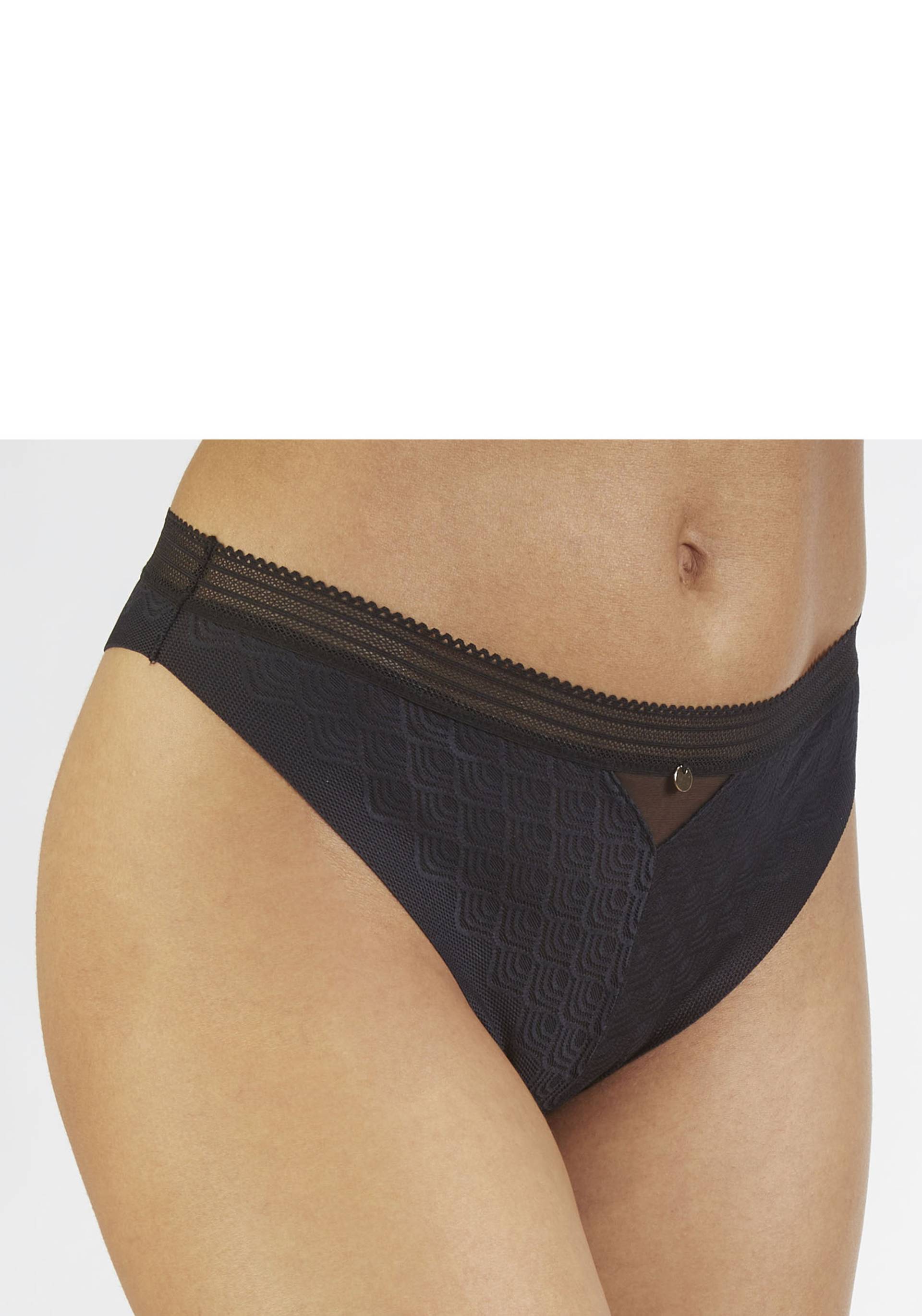 LASCANA String, aus Spitze in moderner Optik mit extraflachen Kanten LASCANA String, aus Spitze in moderner Optik mit extraflachen Kanten von LASCANA