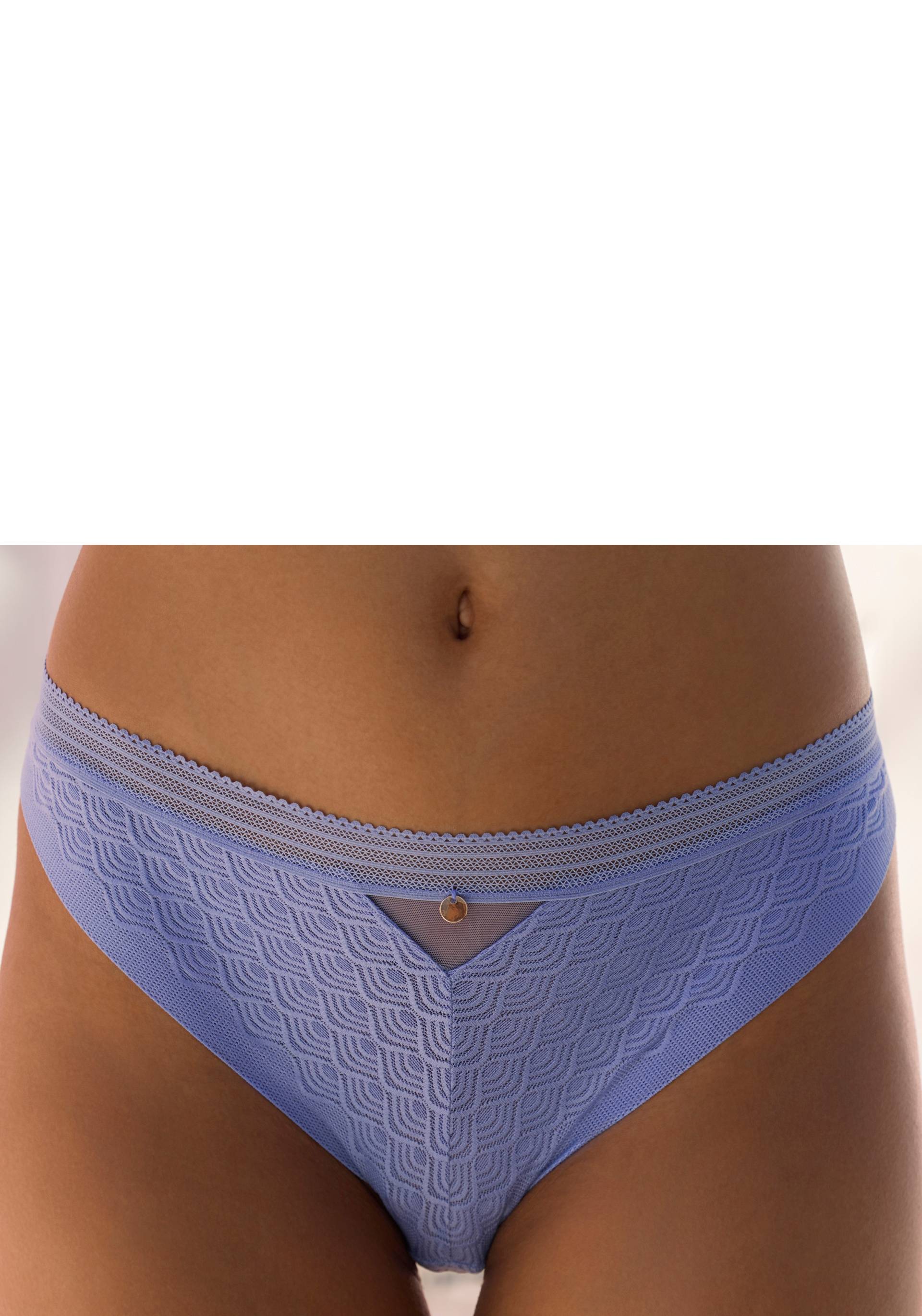 LASCANA String, aus Spitze in moderner Optik mit extraflachen Kanten LASCANA String, aus Spitze in moderner Optik mit extraflachen Kanten von LASCANA