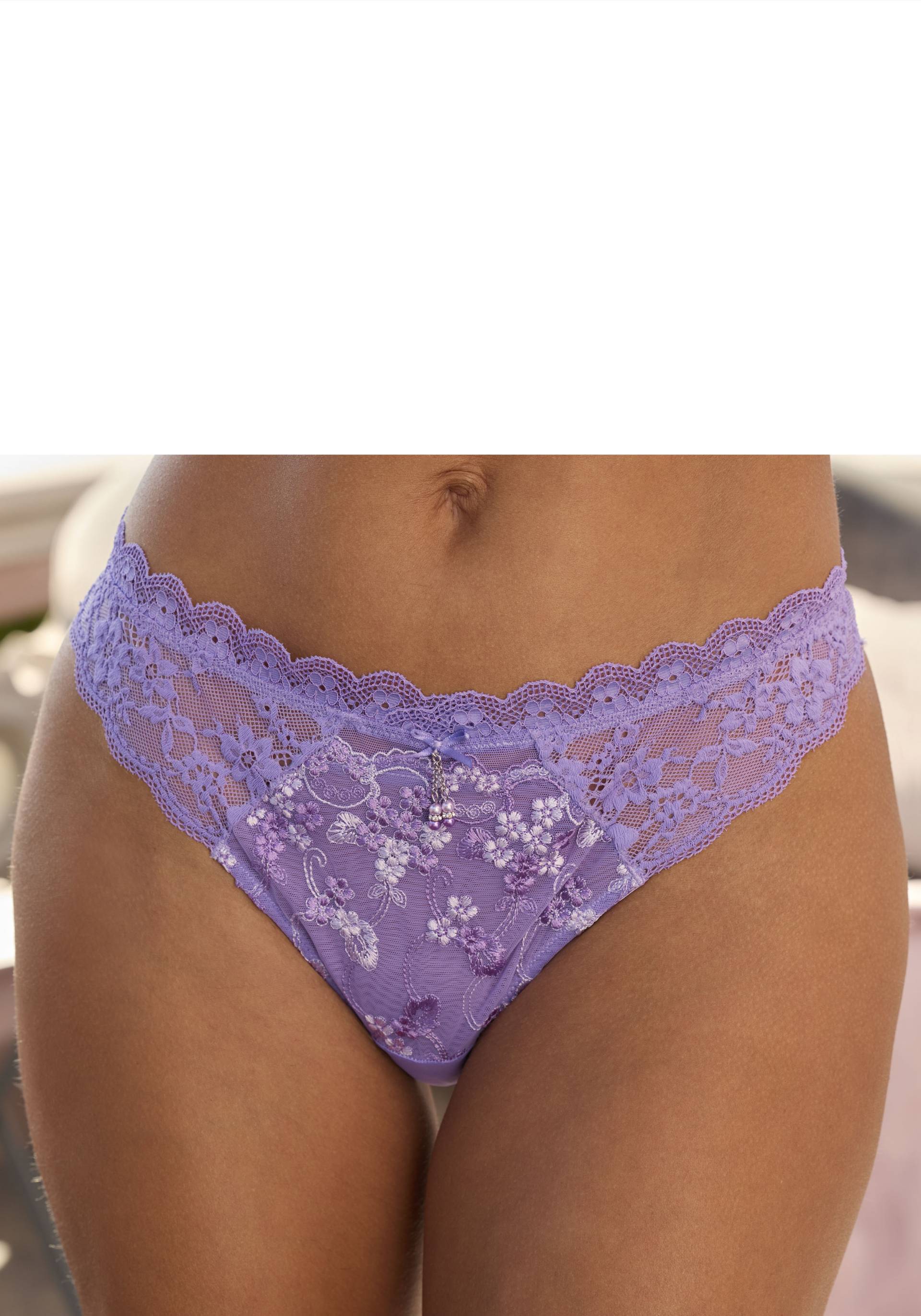 LASCANA String, aus edler Stickereispitze und seitlichen Jacquardspitzeneinsätzen von LASCANA