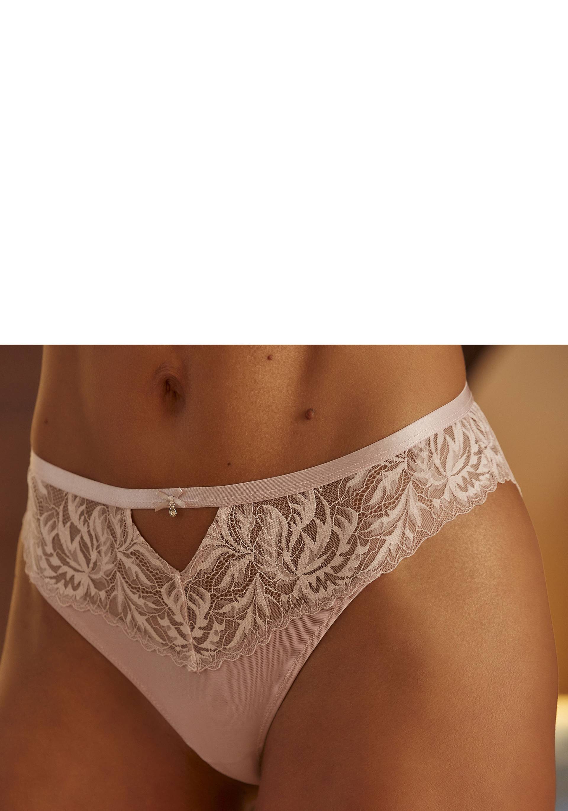 LASCANA String, mit floraler Spitze und Cut-Out von LASCANA