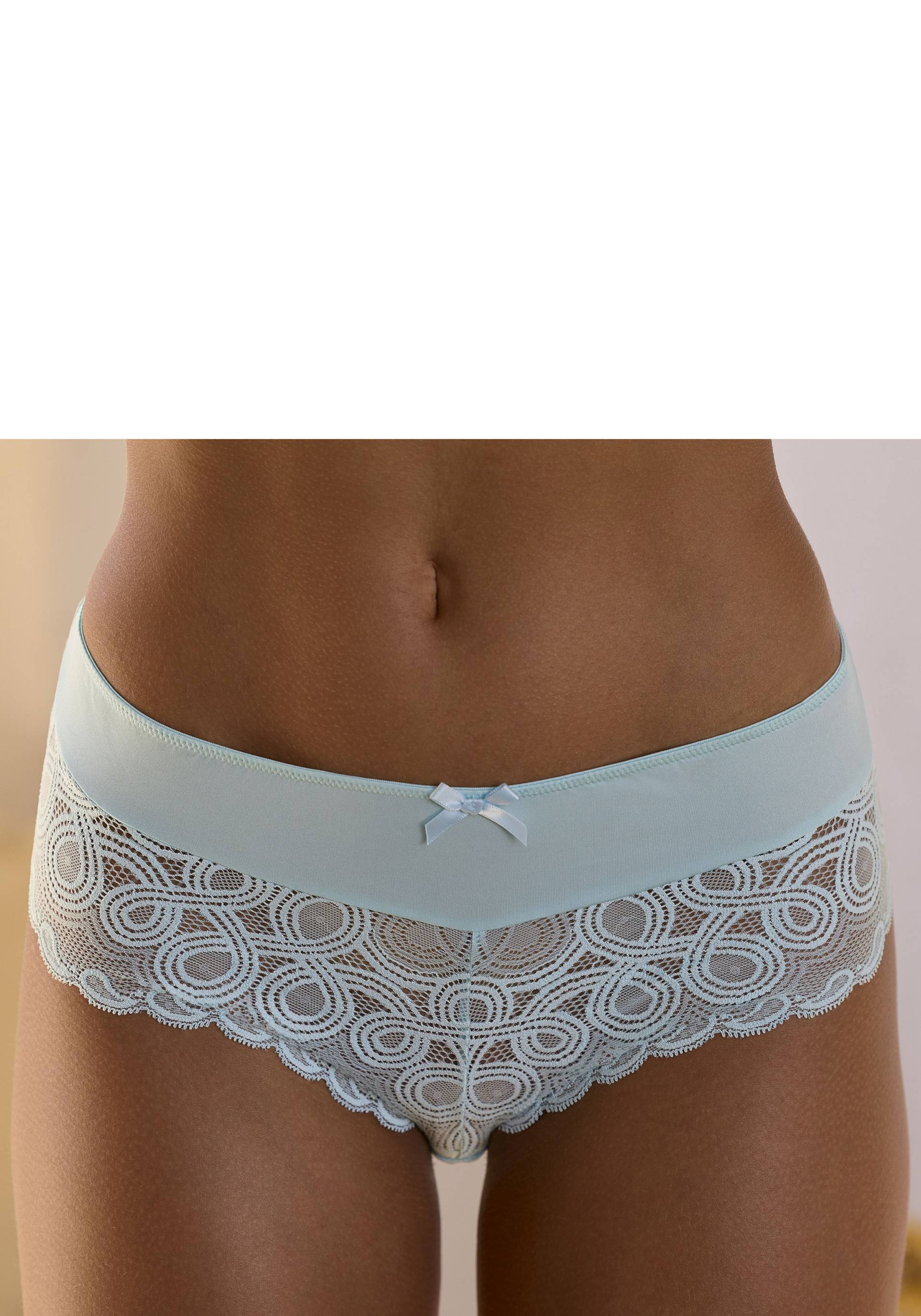 LASCANA Stringpanty, mit extravaganter Spitze und Zierschleife von LASCANA