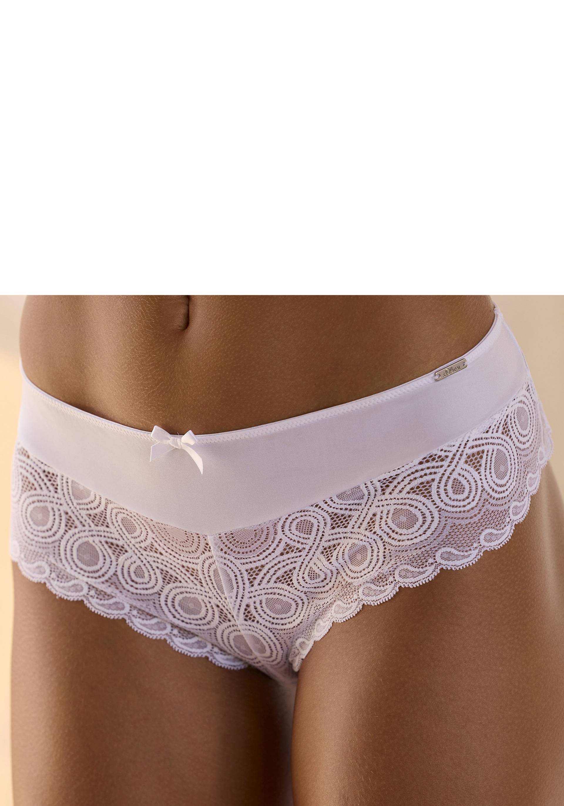 LASCANA Stringpanty, mit extravaganter Spitze und Zierschleife von LASCANA