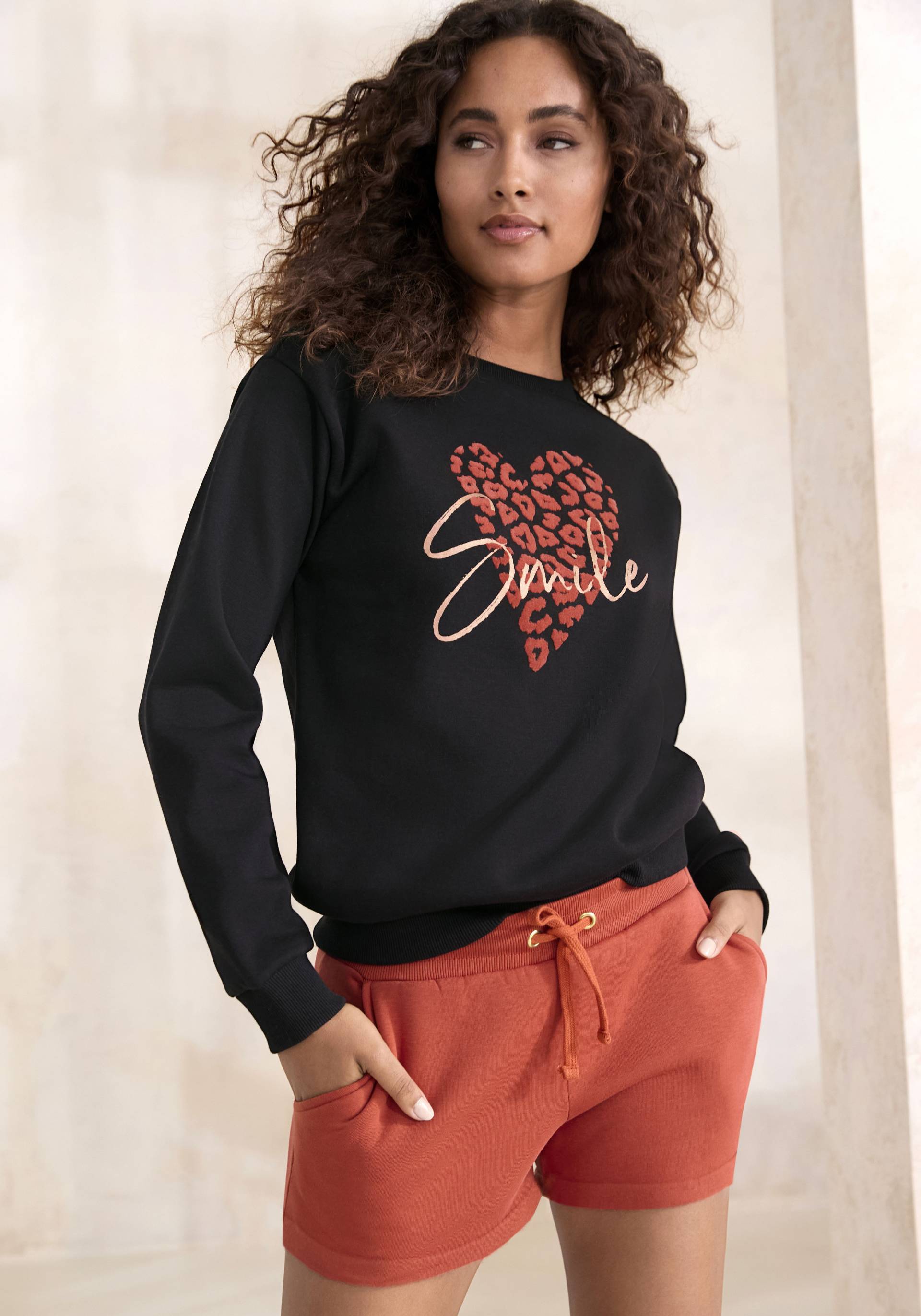 LASCANA Sweatshirt, Lounge-/Sweatshirt mit Herz-Leo-Druck, Loungewear von LASCANA