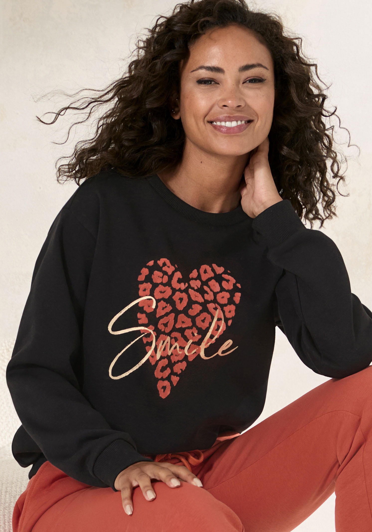 LASCANA Sweatshirt, Lounge-/Sweatshirt mit Herz-Leo-Druck, Loungewear von LASCANA