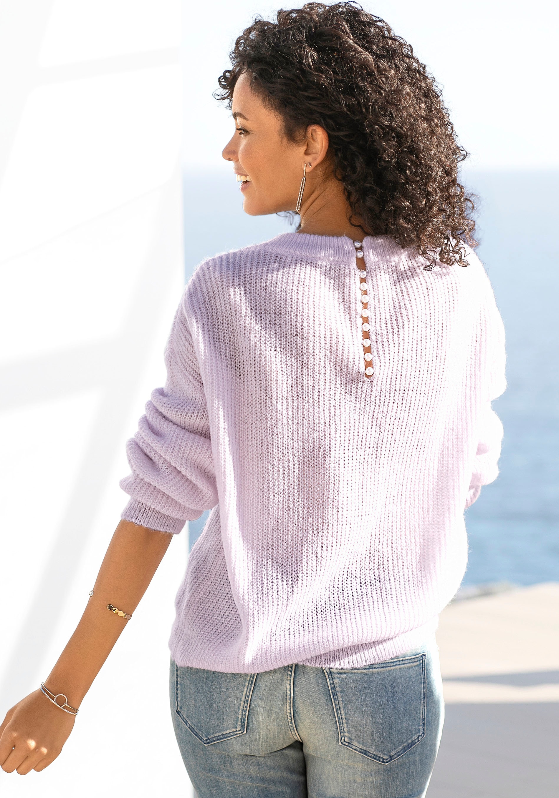 LASCANA V-Ausschnitt-Pullover, mit Zierperlen im Rücken, eleganter Strickpullover von LASCANA