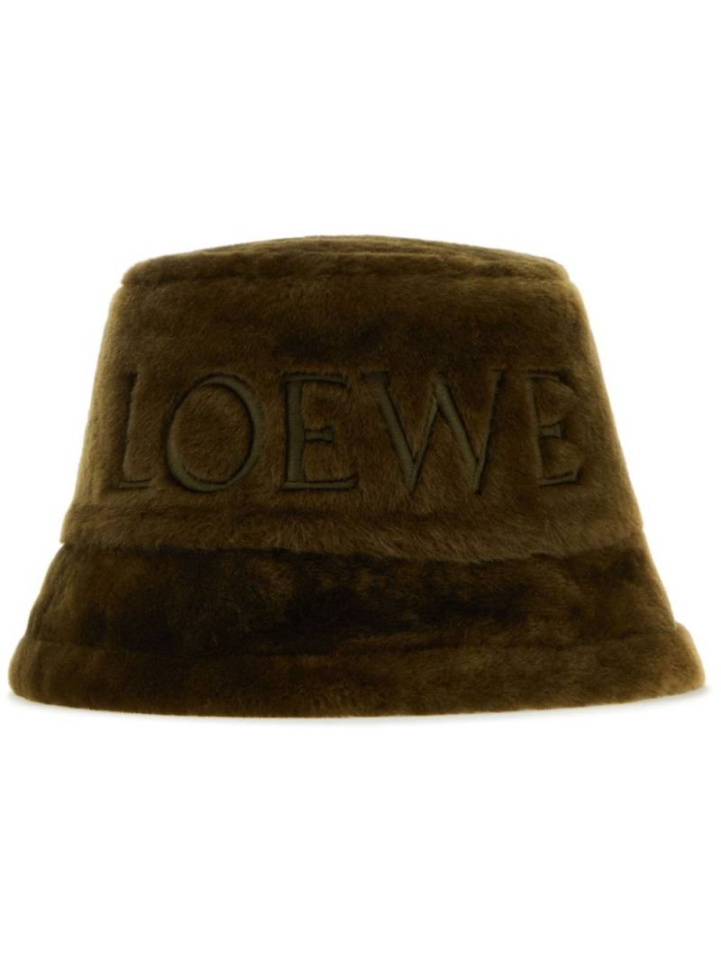 LOEWE logo-embroidered shearling bucket hat - Green von LOEWE