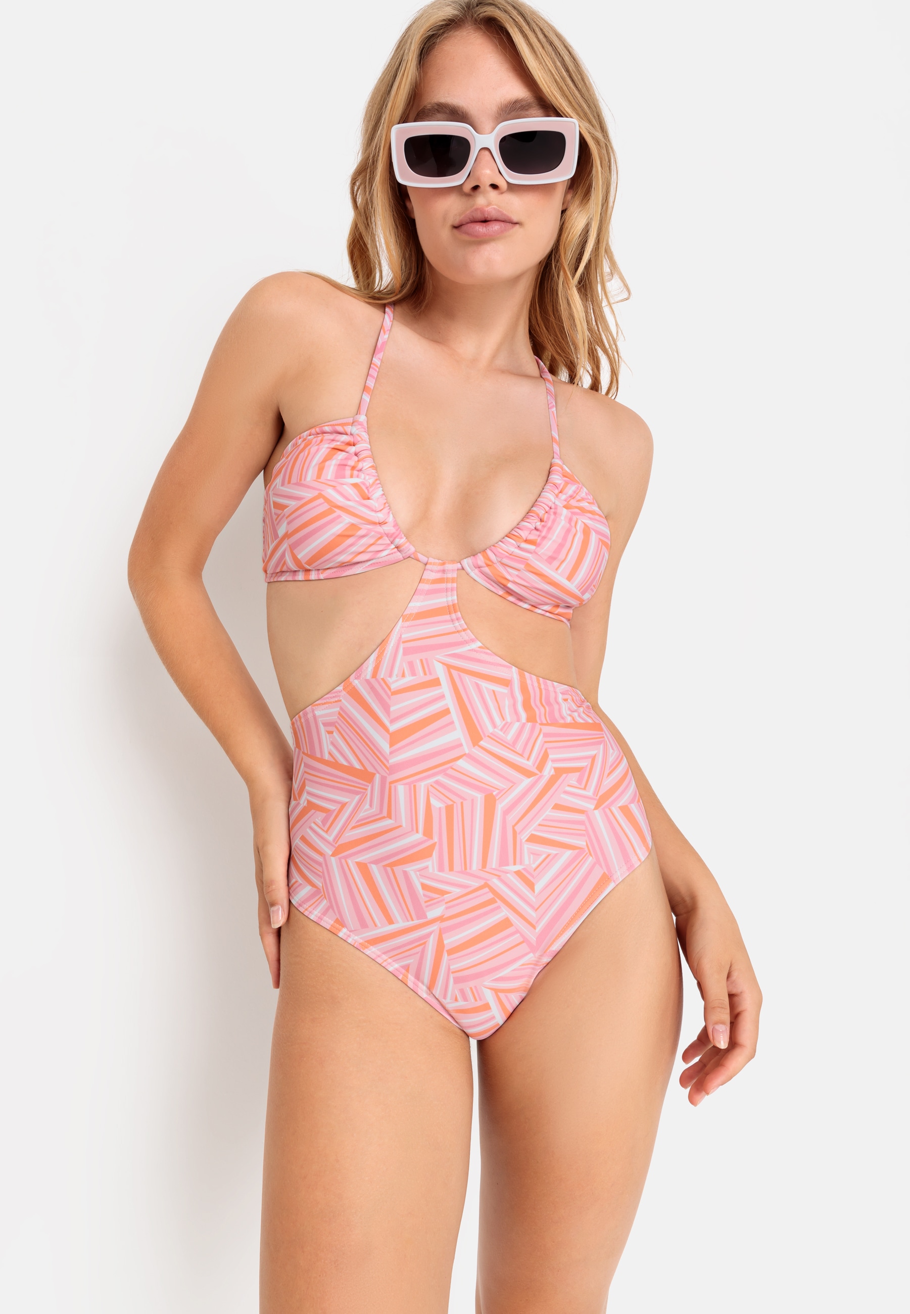 LSCN by LASCANA Badeanzug, mit modischen Cut-Outs LSCN by LASCANA Badeanzug, mit modischen Cut-Outs von LSCN by LASCANA