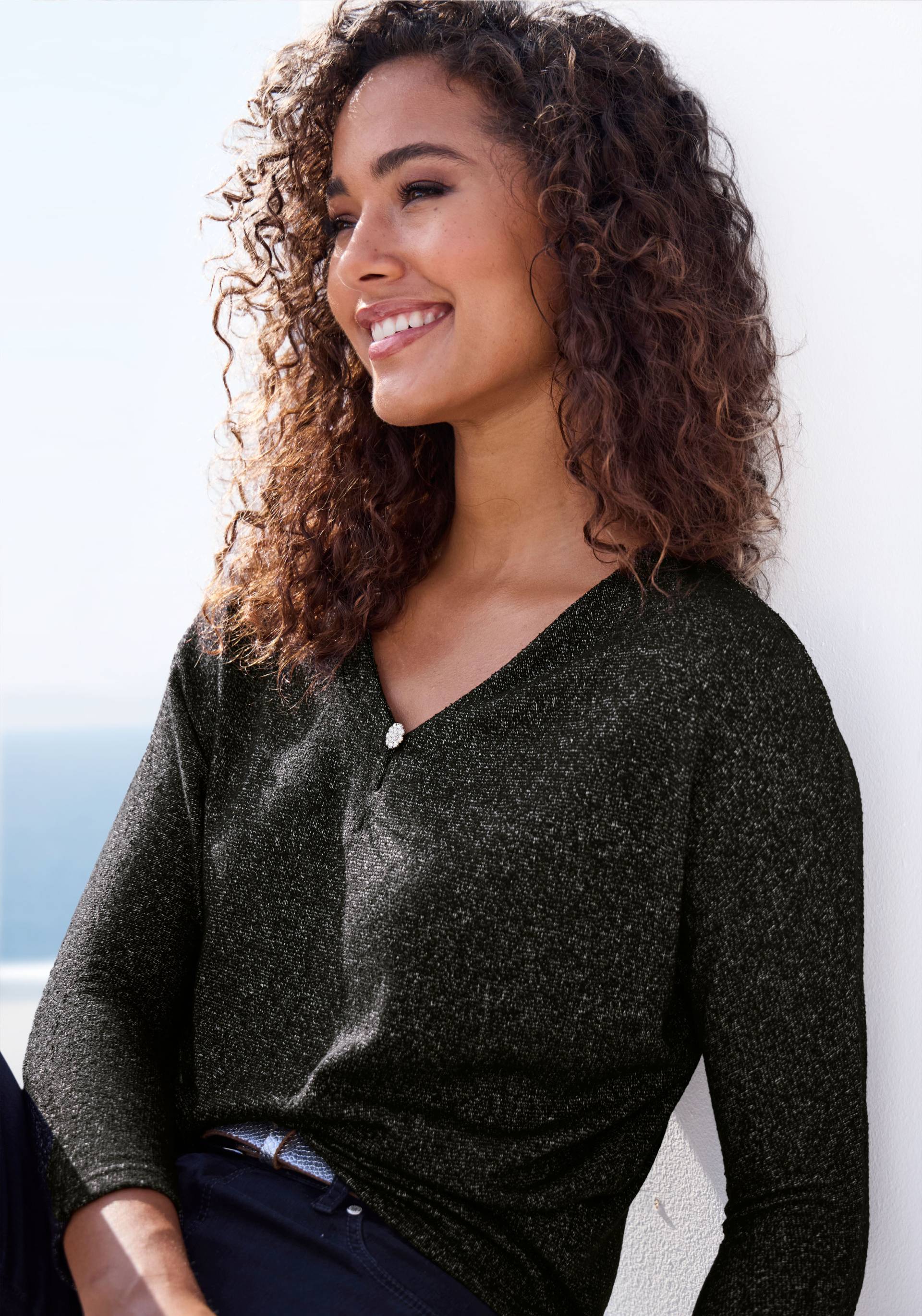 LASCANA 3/4-Arm-Shirt »mit funkelndem Strassknopf«, aus strukturierter Viskose-Qualität LASCANA 3/4-Arm-Shirt »mit funkelndem Strassknopf«, aus strukturierter Viskose-Qualität von Lascana