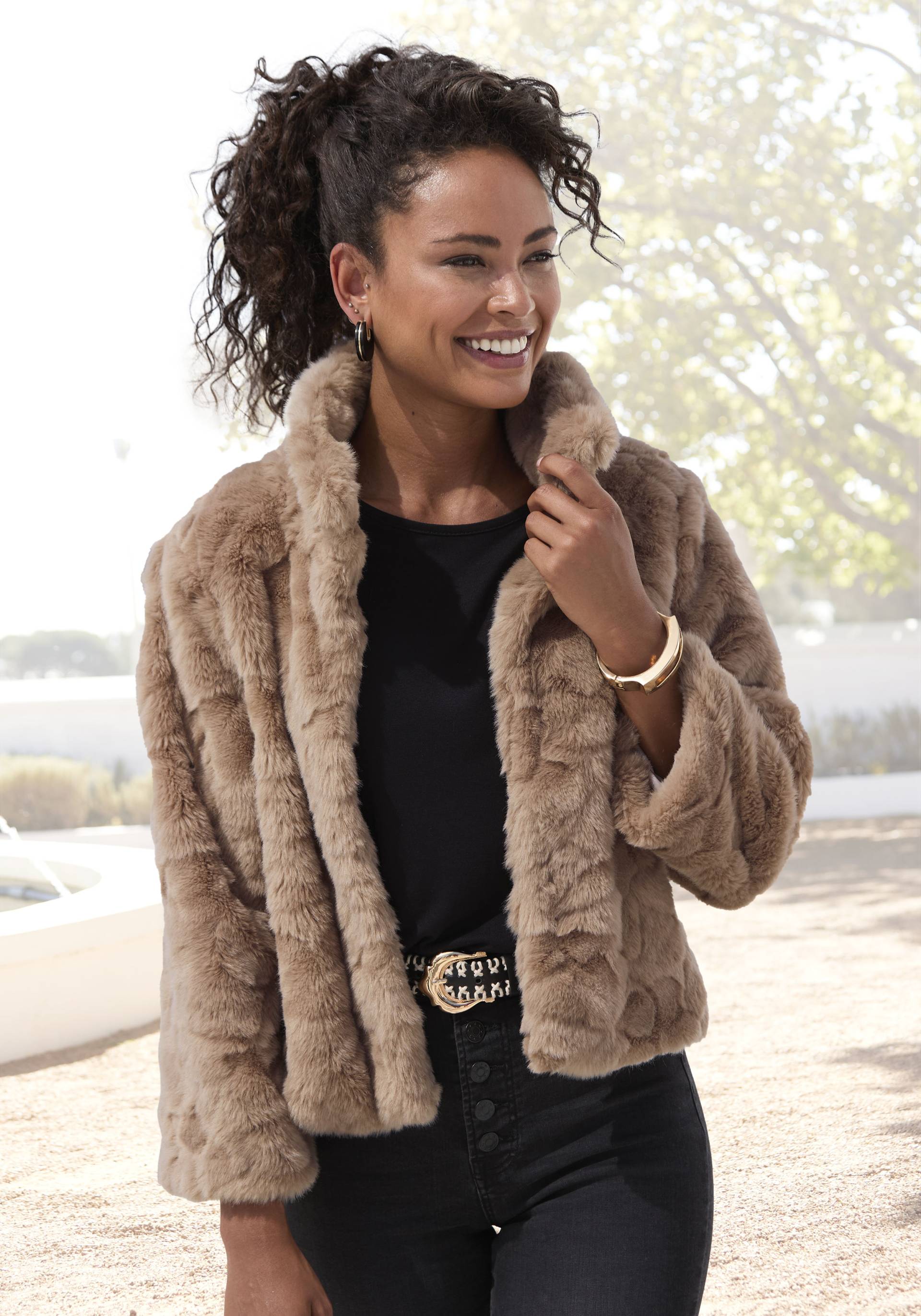 LASCANA Fellimitatjacke, kuschelige Kurzjacke aus Teddyplüsch, modisch LASCANA Fellimitatjacke, kuschelige Kurzjacke aus Teddyplüsch, modisch von Lascana
