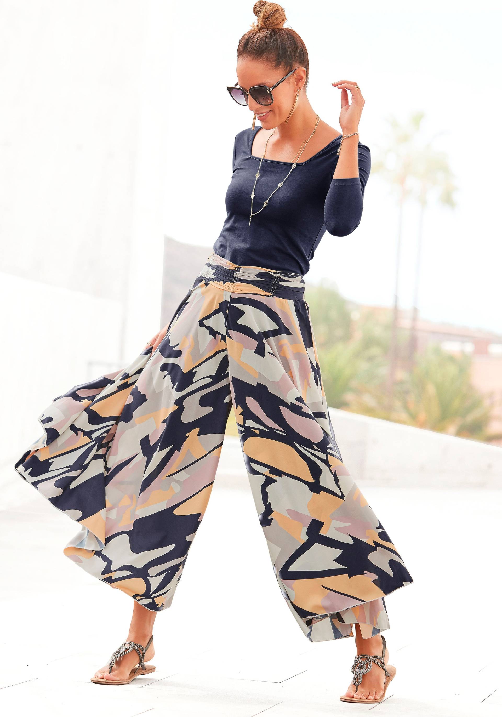 LASCANA Hosenrock, mit grafischem Alloverdruck, Culotte, extraweites Bein LASCANA Hosenrock, mit grafischem Alloverdruck, Culotte, extraweites Bein von Lascana
