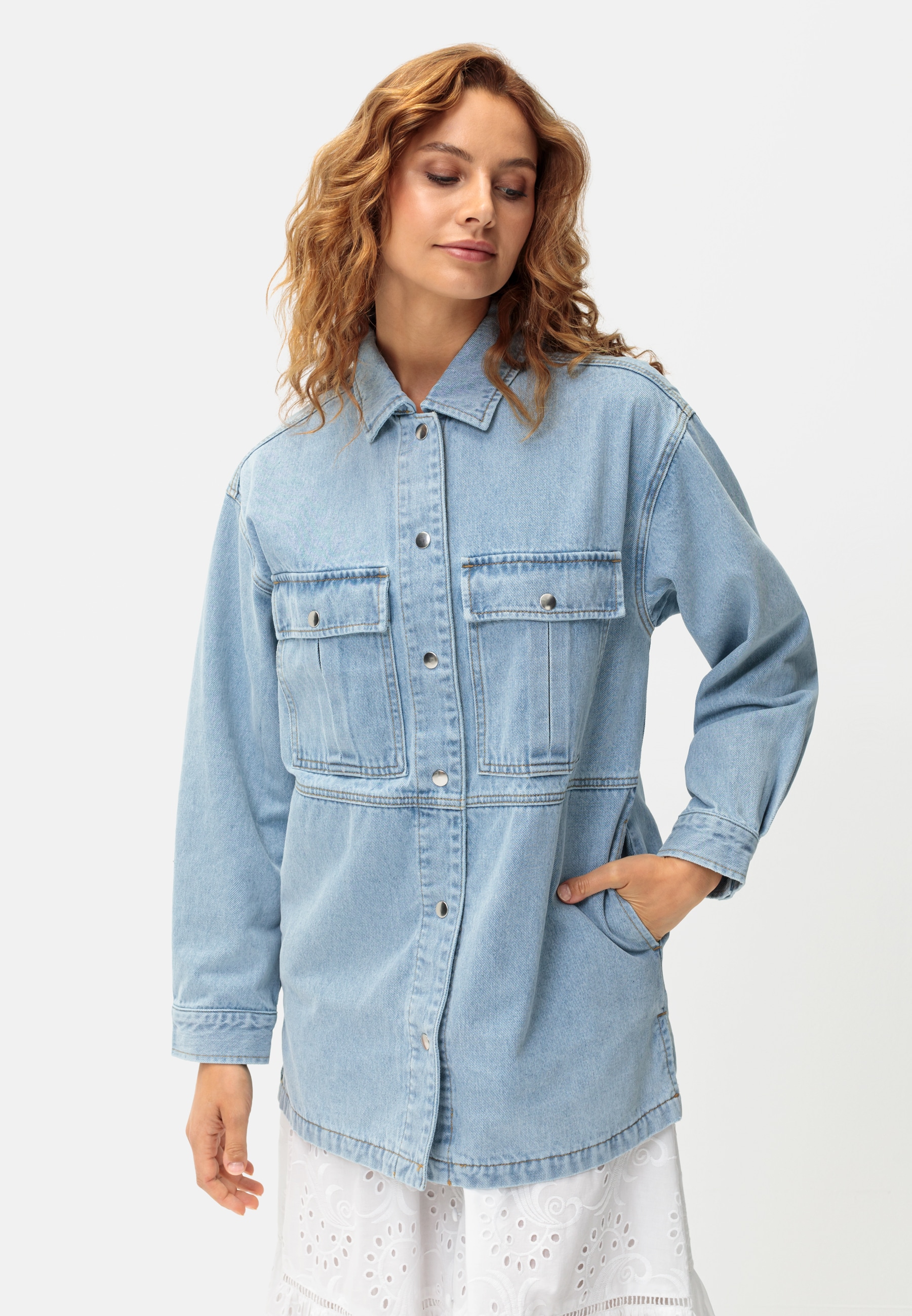 LASCANA Jeansjacke, mit seitlichen Schlitzen LASCANA Jeansjacke, mit seitlichen Schlitzen von Lascana