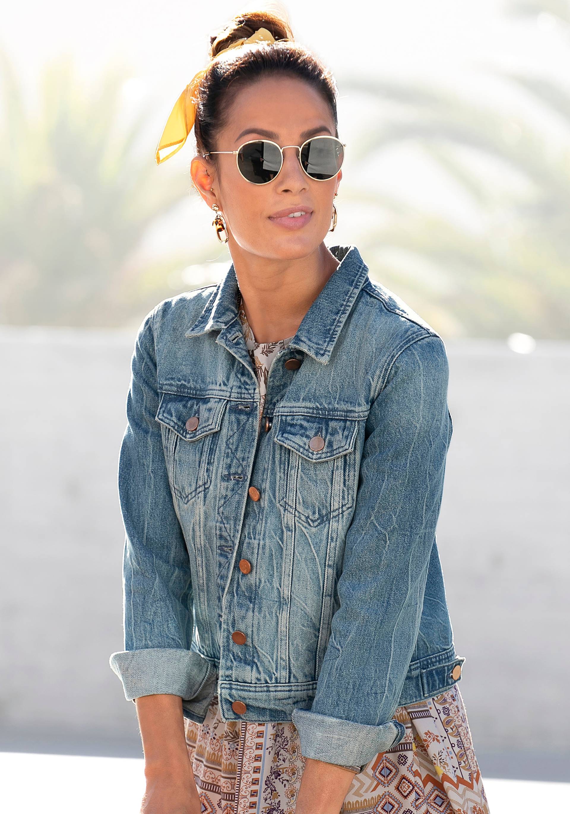 LASCANA Jeansjacke, mit zwei Pattentaschen, Denimjacke aus Baumwolle, Sommerjacke LASCANA Jeansjacke, mit zwei Pattentaschen, Denimjacke aus Baumwolle, Sommerjacke von Lascana