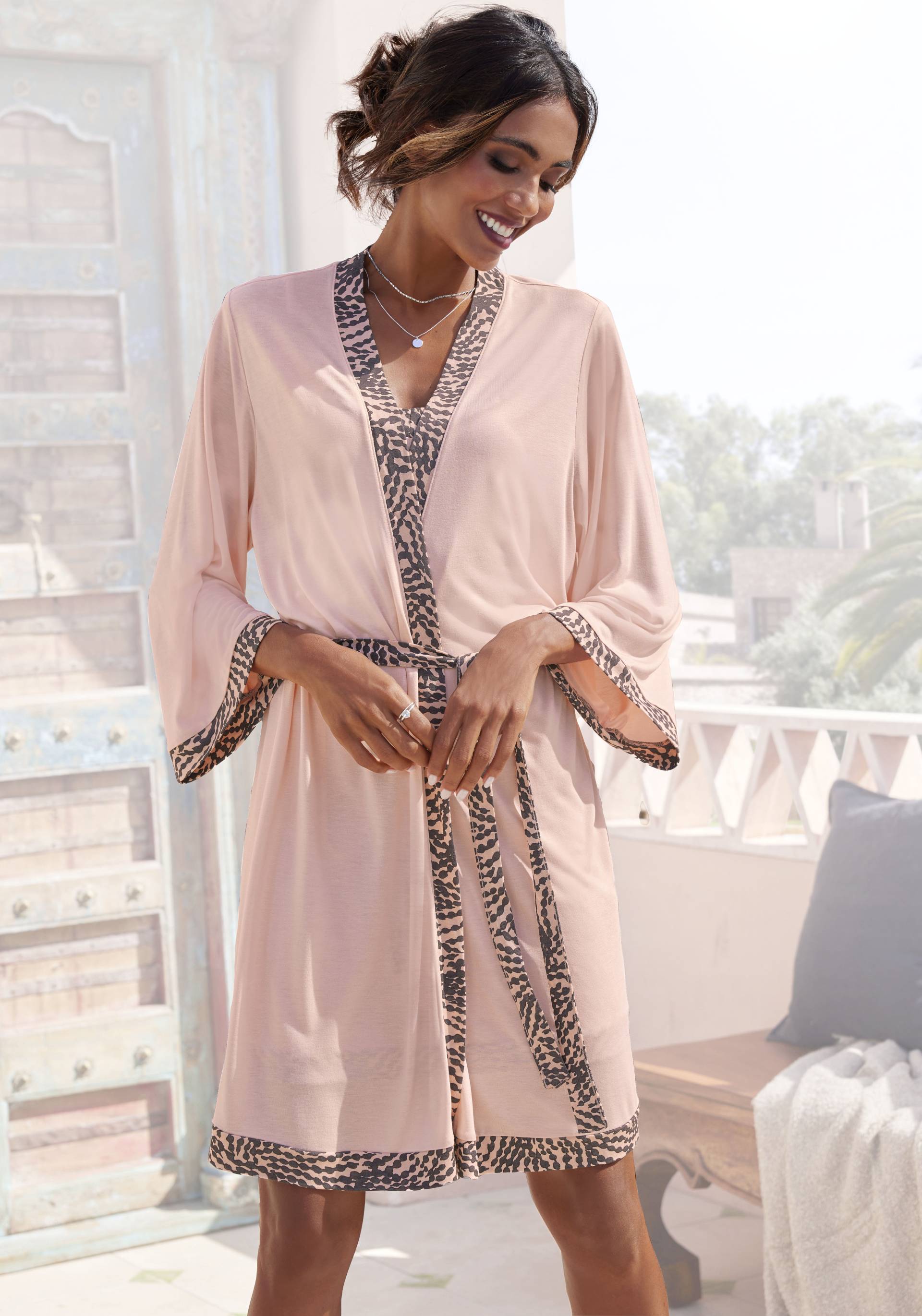 LASCANA Kimono, mit gemusterter Kontrastblende LASCANA Kimono, mit gemusterter Kontrastblende von Lascana