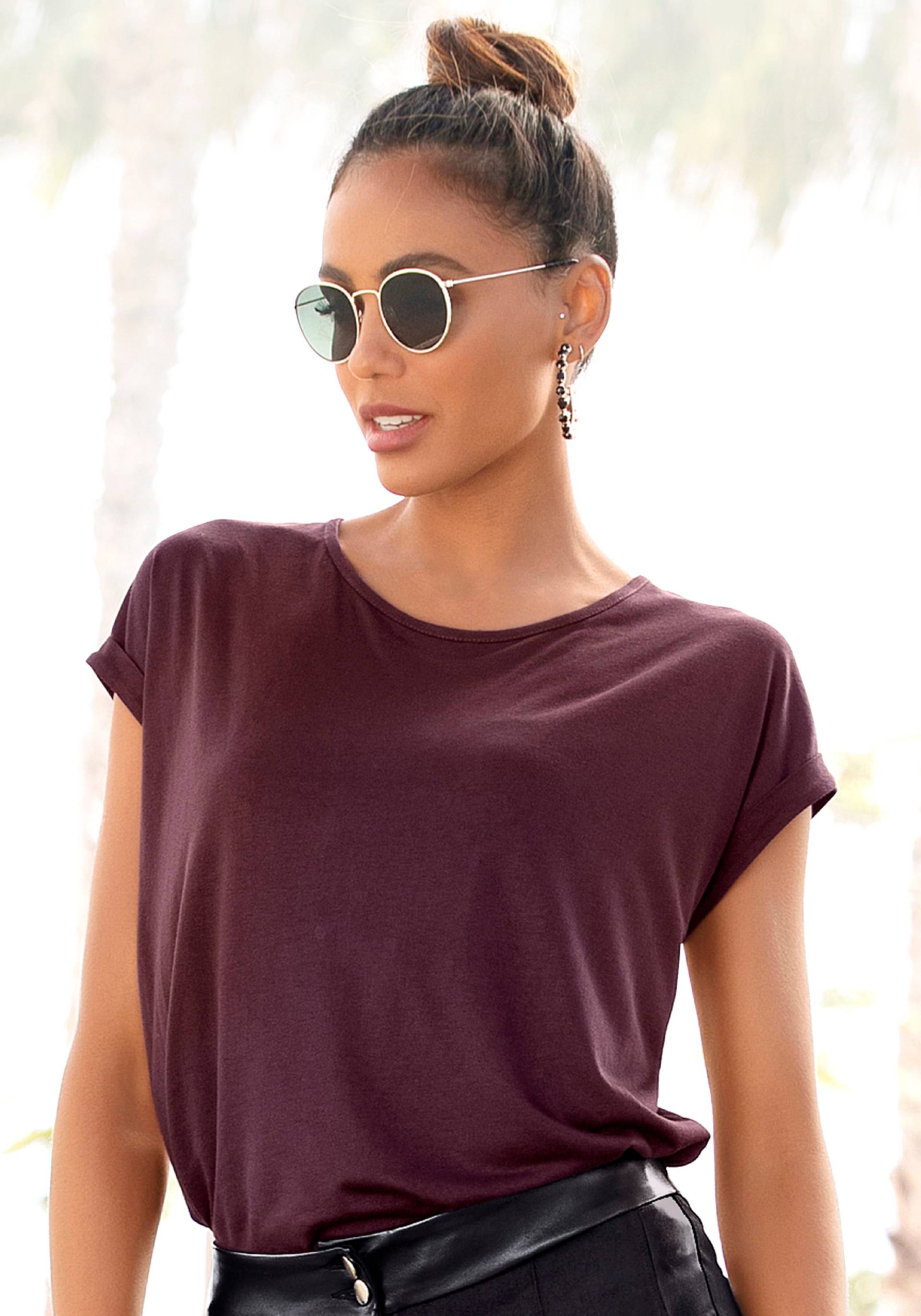 LASCANA Kurzarmshirt, mit Rundhalsausschnitt, Jerseyware, Ärmelaufschlag, Basic LASCANA Kurzarmshirt, mit Rundhalsausschnitt, Jerseyware, Ärmelaufschlag, Basic von Lascana