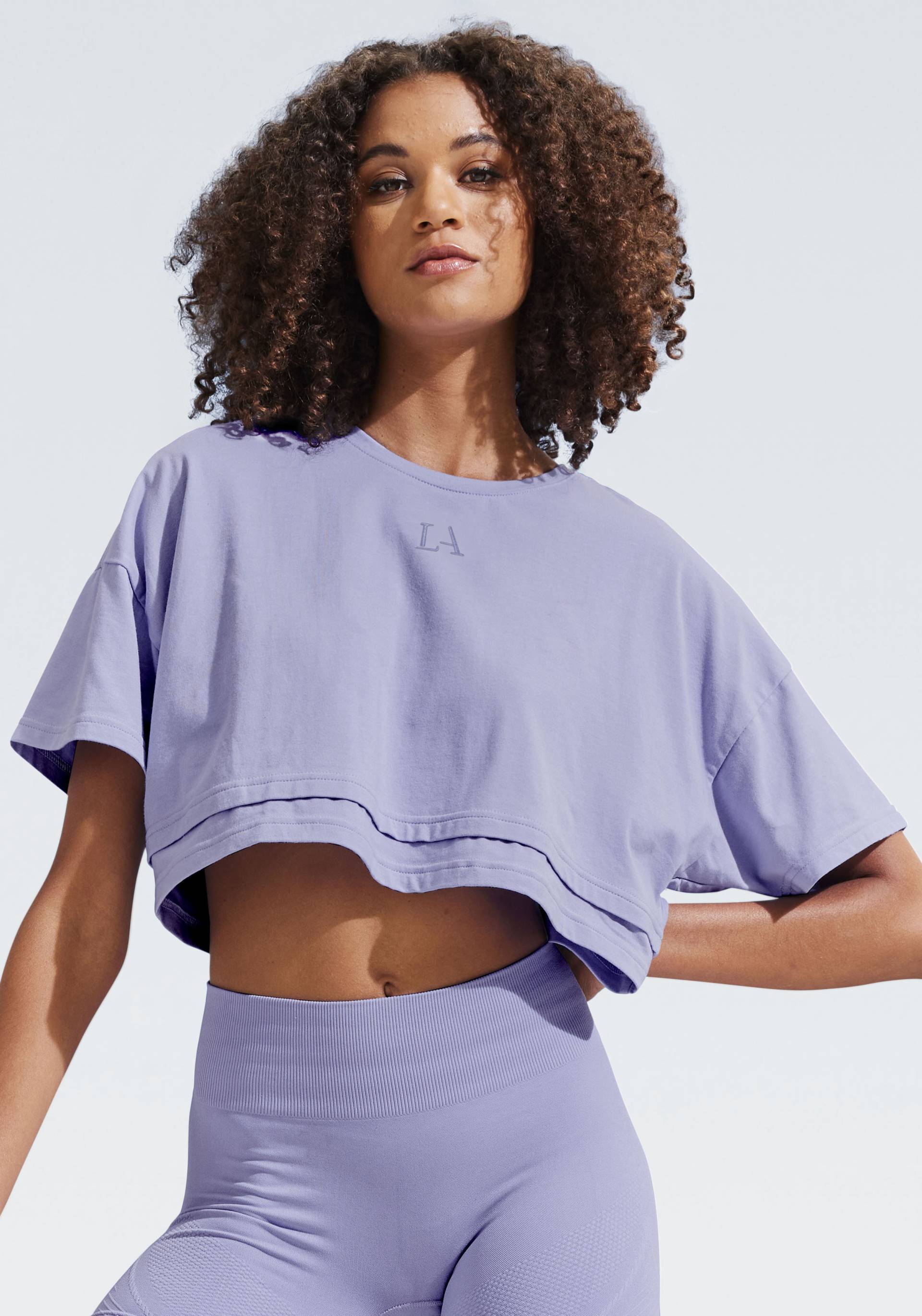 LASCANA Kurzarmshirt, mit kastigem Schnitt und Lagen-Look LASCANA Kurzarmshirt, mit kastigem Schnitt und Lagen-Look von Lascana