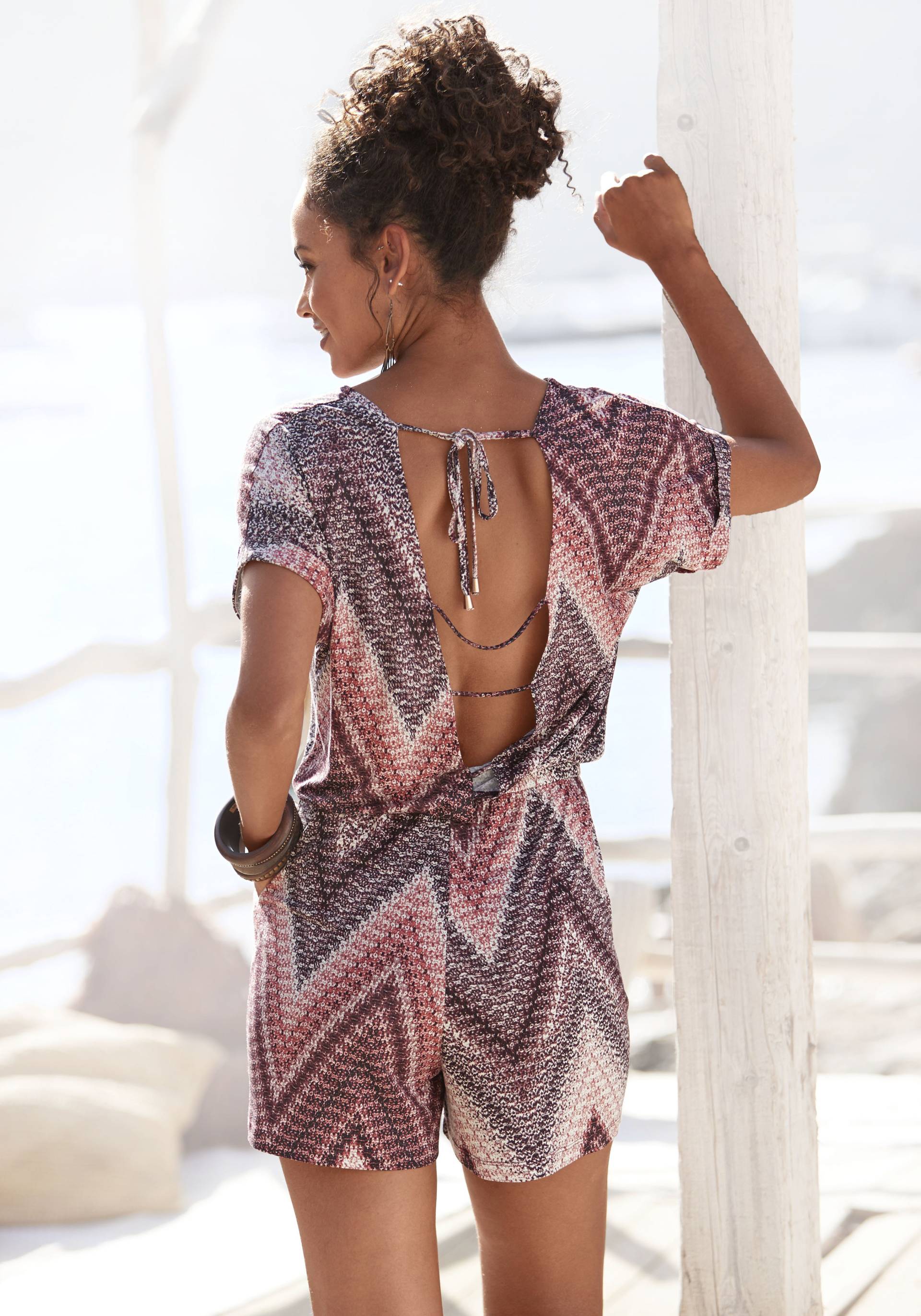LASCANA Kurzoverall, mit tiefem Rückenausschnitt und Alloverprint, sommerlicher Jumpsuit LASCANA Kurzoverall, mit tiefem Rückenausschnitt und Alloverprint, sommerlicher Jumpsuit von Lascana