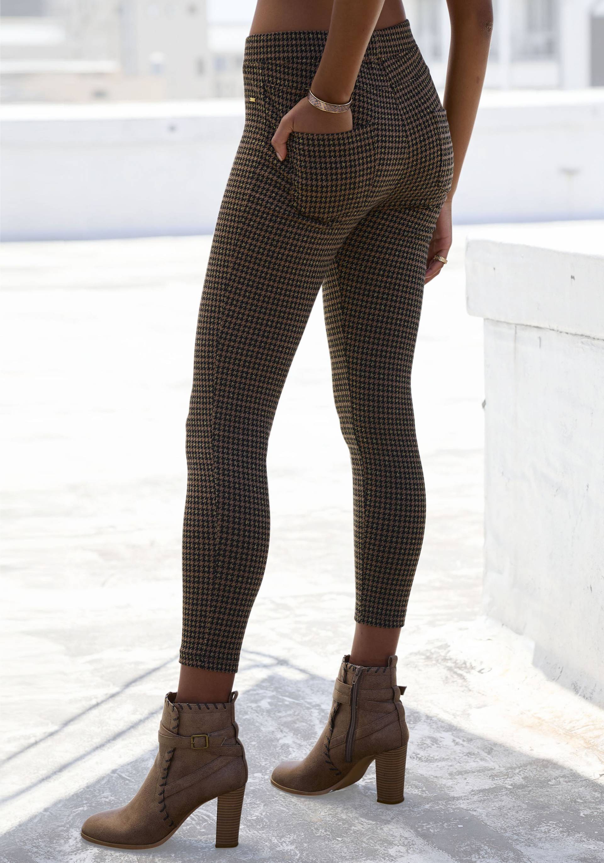 LASCANA Leggings, mit glitzerndem Hahnentritt Muster LASCANA Leggings, mit glitzerndem Hahnentritt Muster von Lascana