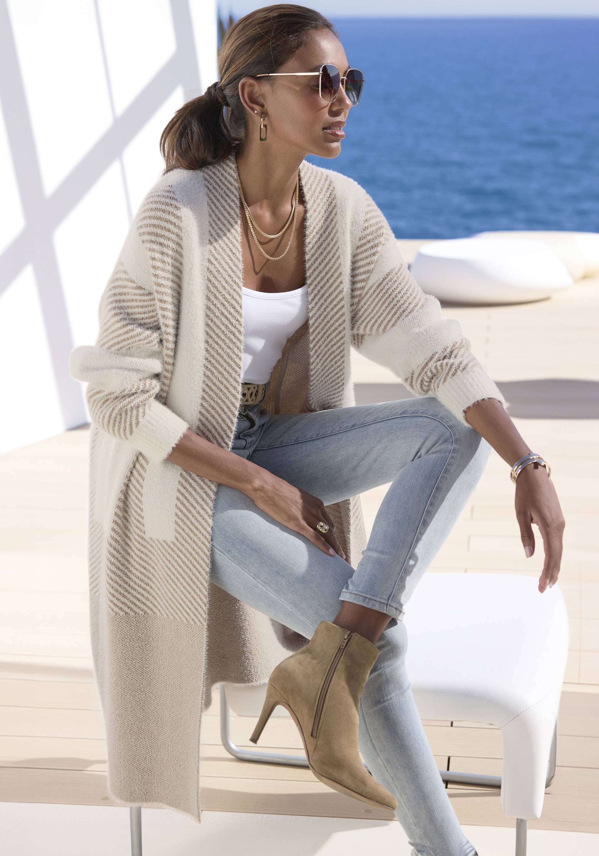 LASCANA Longstrickjacke, aus flauschigem Strick, Cardigan mit langen Ärmeln LASCANA Longstrickjacke, aus flauschigem Strick, Cardigan mit langen Ärmeln von Lascana
