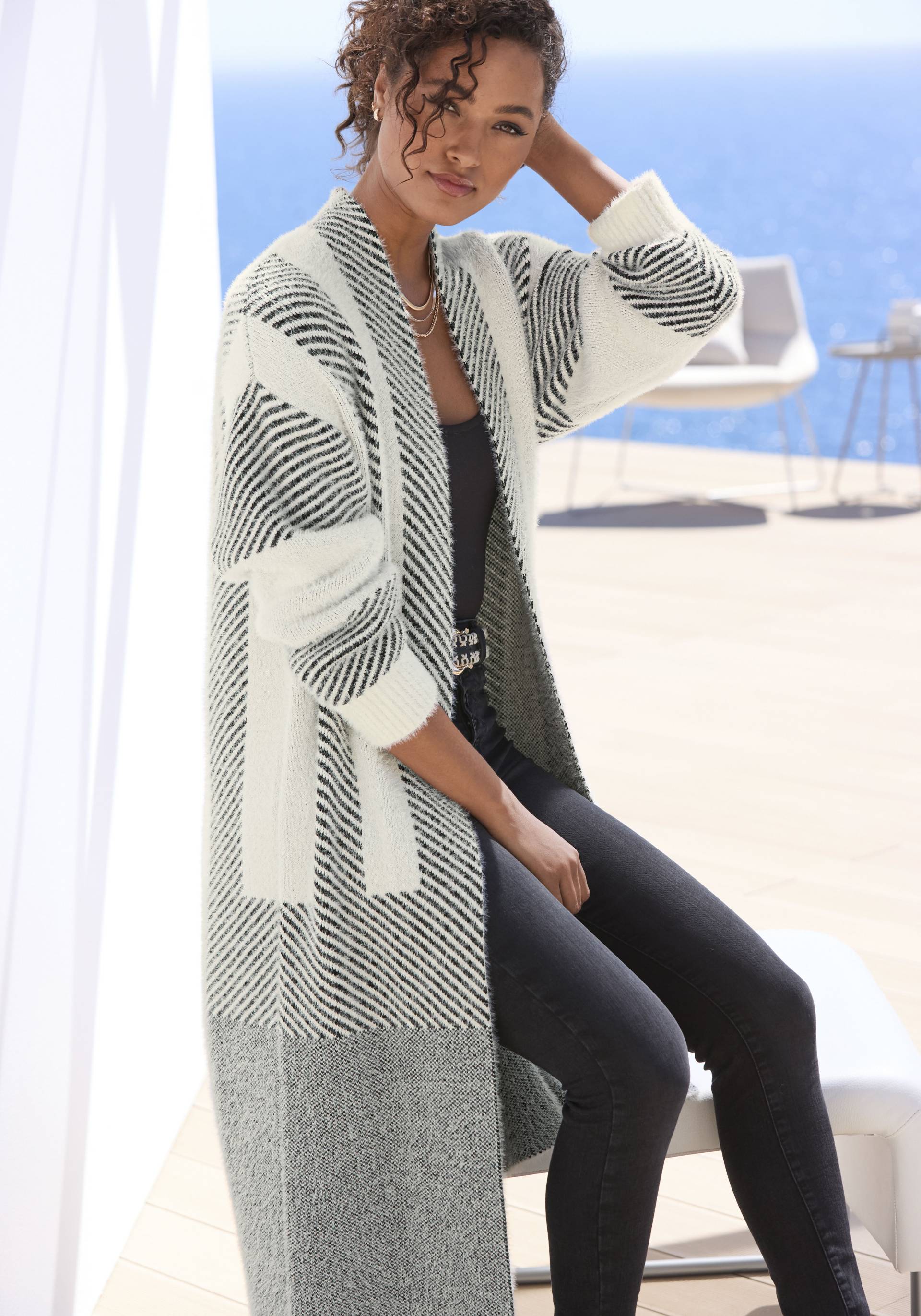 LASCANA Longstrickjacke, aus flauschigem Strick, Cardigan mit langen Ärmeln LASCANA Longstrickjacke, aus flauschigem Strick, Cardigan mit langen Ärmeln von Lascana