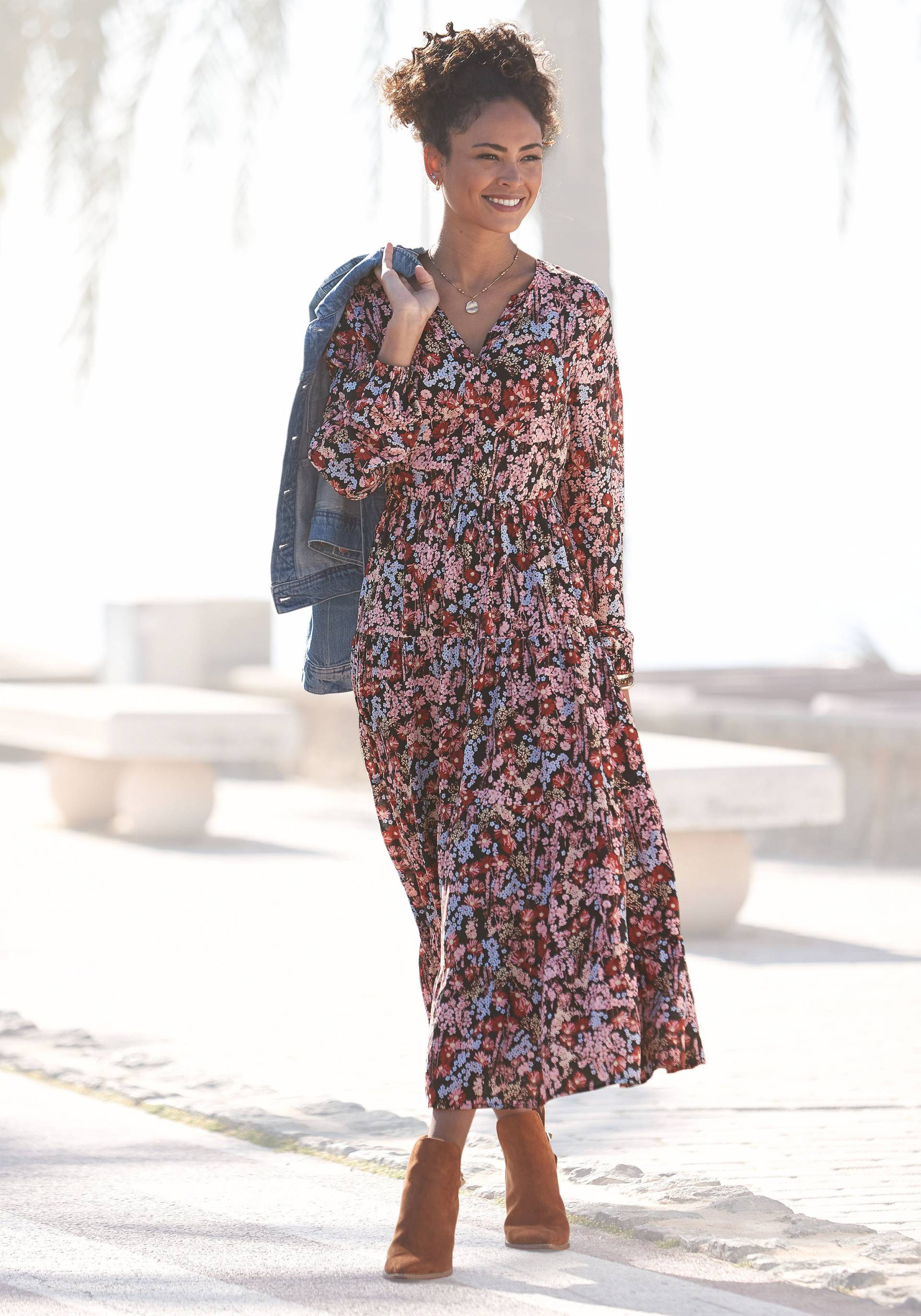 LASCANA Maxikleid, mit Blümchenprint und V-Ausschnitt, Sommerkleid LASCANA Maxikleid, mit Blümchenprint und V-Ausschnitt, Sommerkleid von Lascana