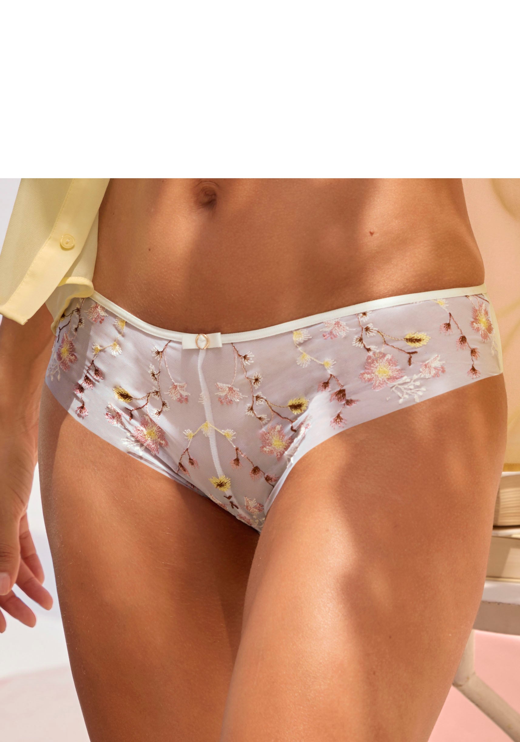 LASCANA Panty, mit hübscher Blumen-Stickereispitze LASCANA Panty, mit hübscher Blumen-Stickereispitze von Lascana