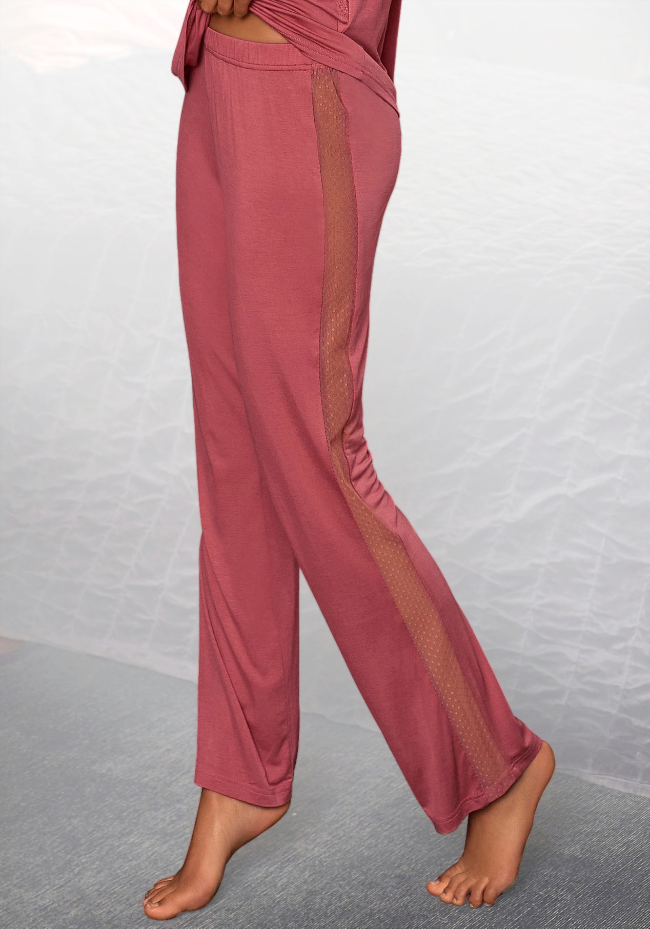 LASCANA Pyjamahose, mit Seitenstreifen aus transparenter Spitze LASCANA Pyjamahose, mit Seitenstreifen aus transparenter Spitze von Lascana