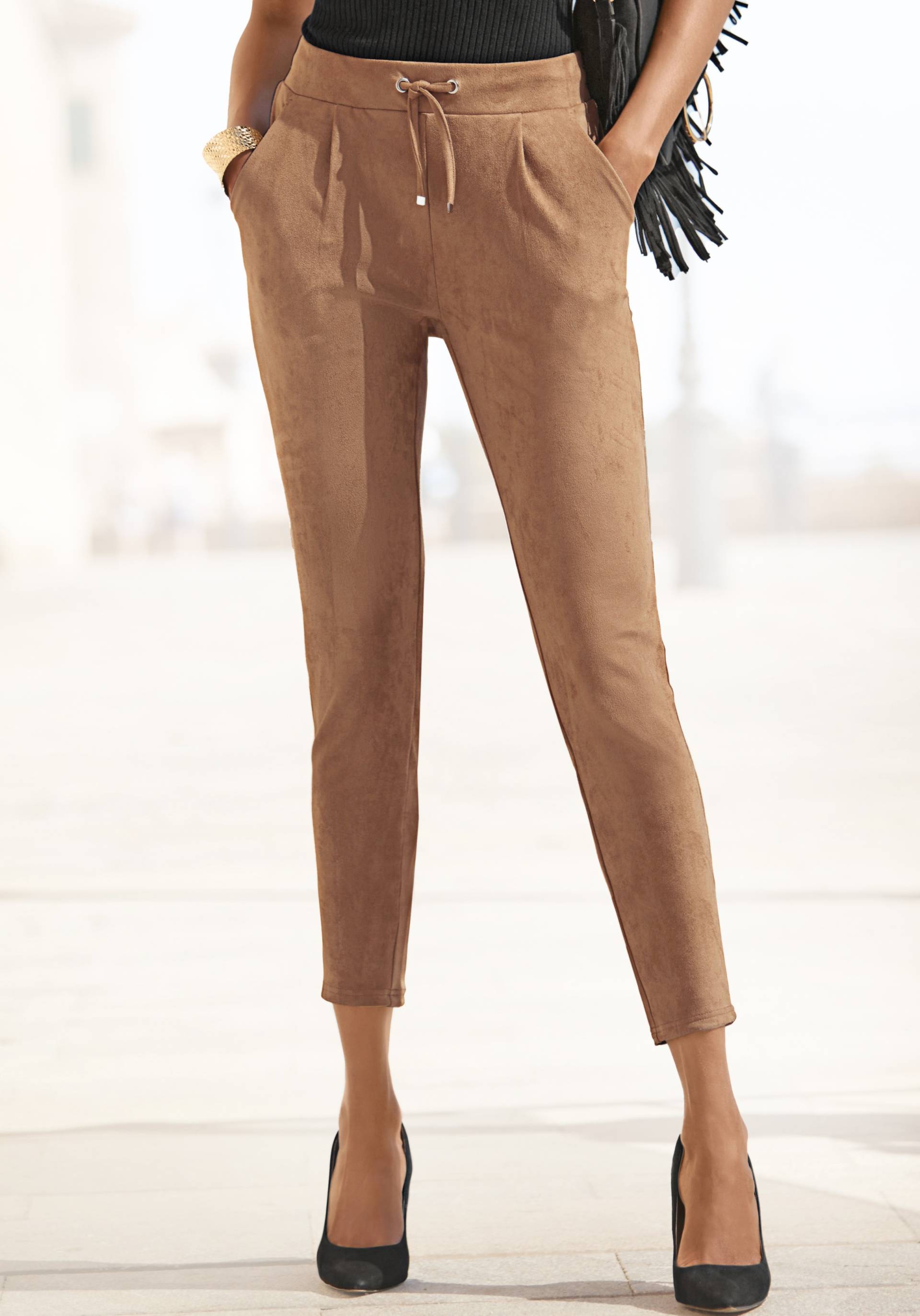 LASCANA Schlupfhose, aus Velourlederimitat mit Taschen, bequeme Stoffhose, Gummizugbund LASCANA Schlupfhose, aus Velourlederimitat mit Taschen, bequeme Stoffhose, Gummizugbund von Lascana