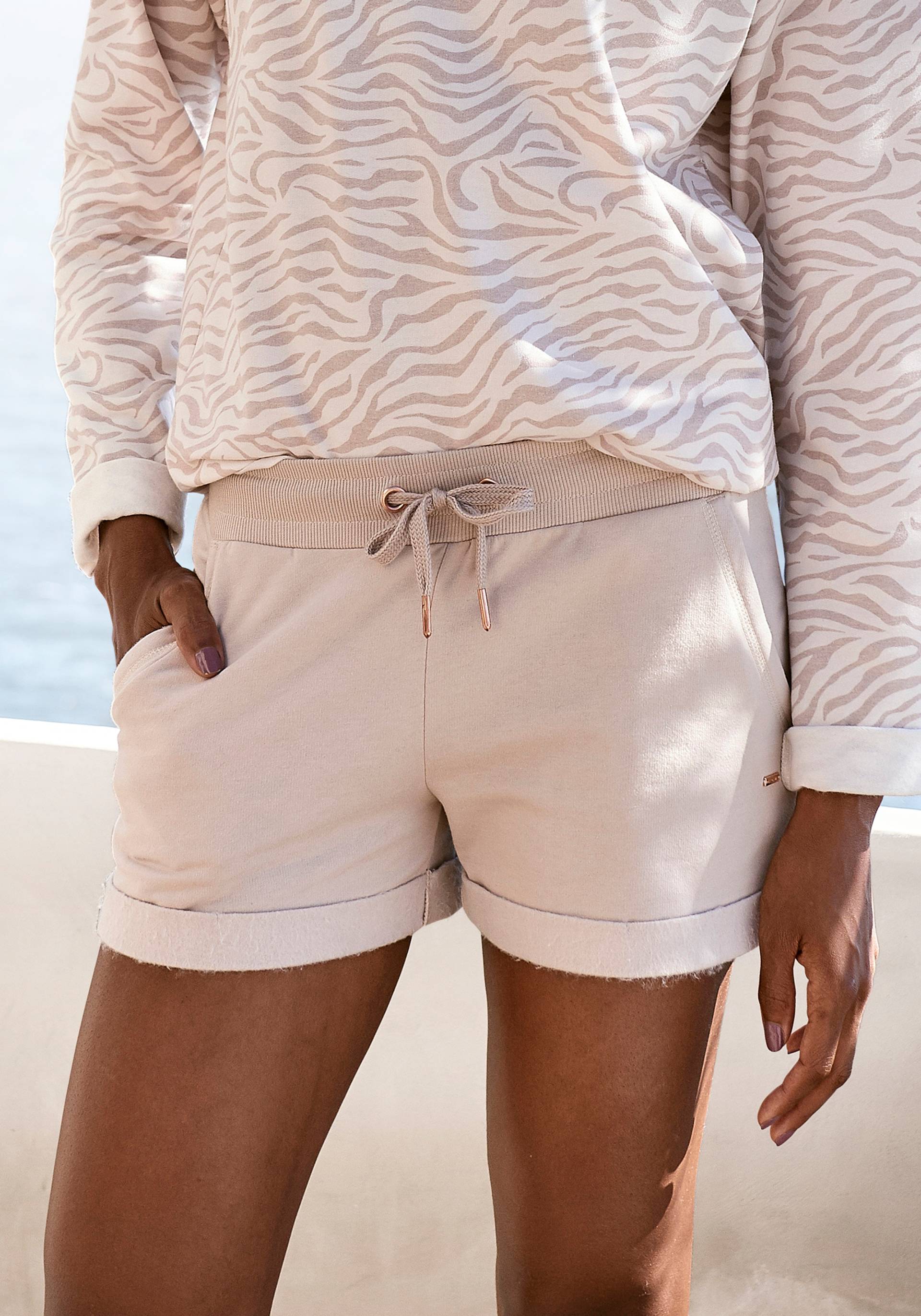 LASCANA Shorts, mit Rippbündchen und Umschlagsaum LASCANA Shorts, mit Rippbündchen und Umschlagsaum von Lascana