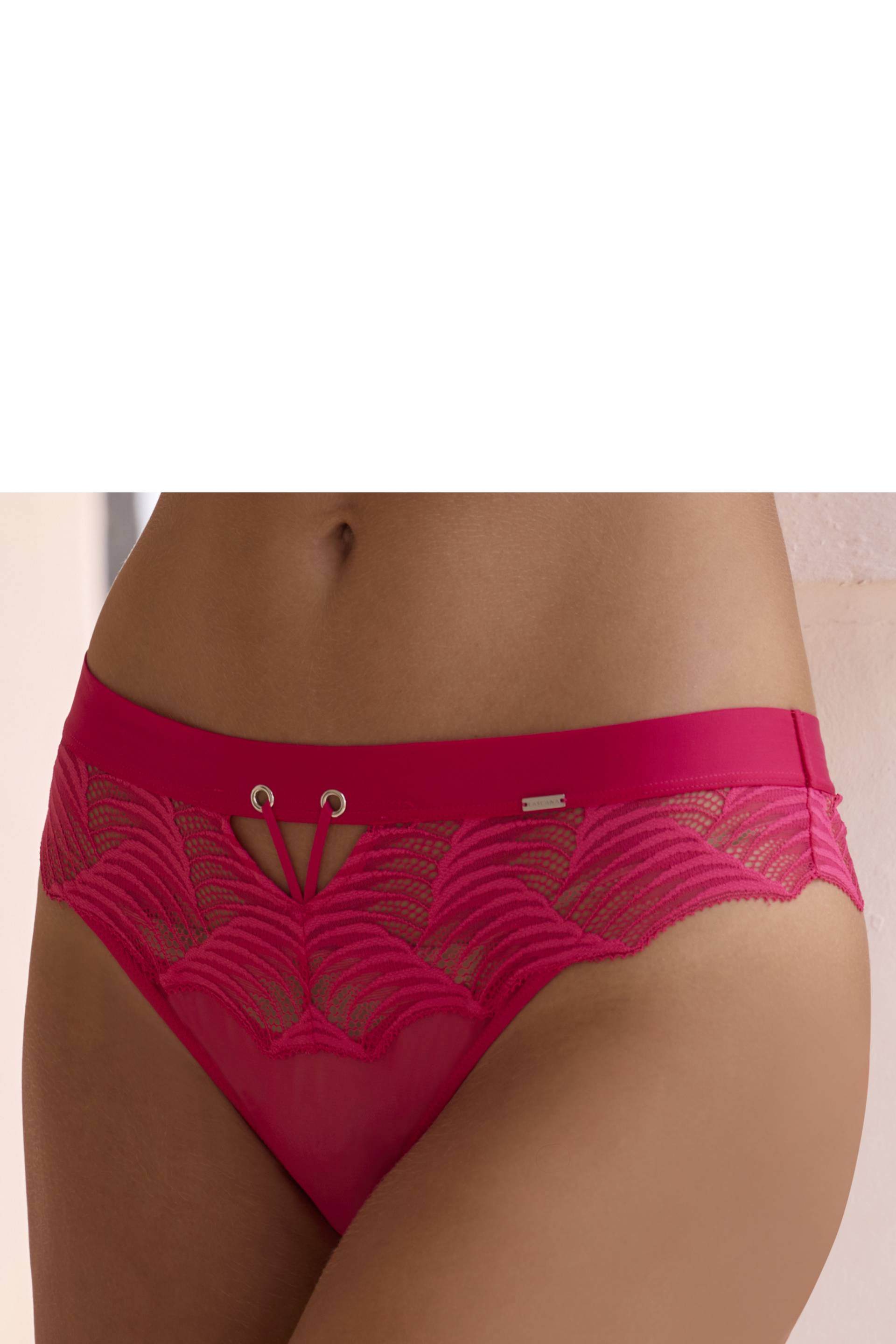LASCANA String »Marla«, aus Spitze mit modischer Bänder-Optik LASCANA String »Marla«, aus Spitze mit modischer Bänder-Optik von Lascana