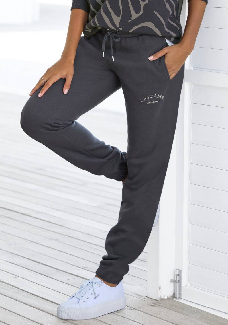 LASCANA Sweathose, Loungehose mit seitlichen Taschen und Logostickerei, Loungewear von Lascana