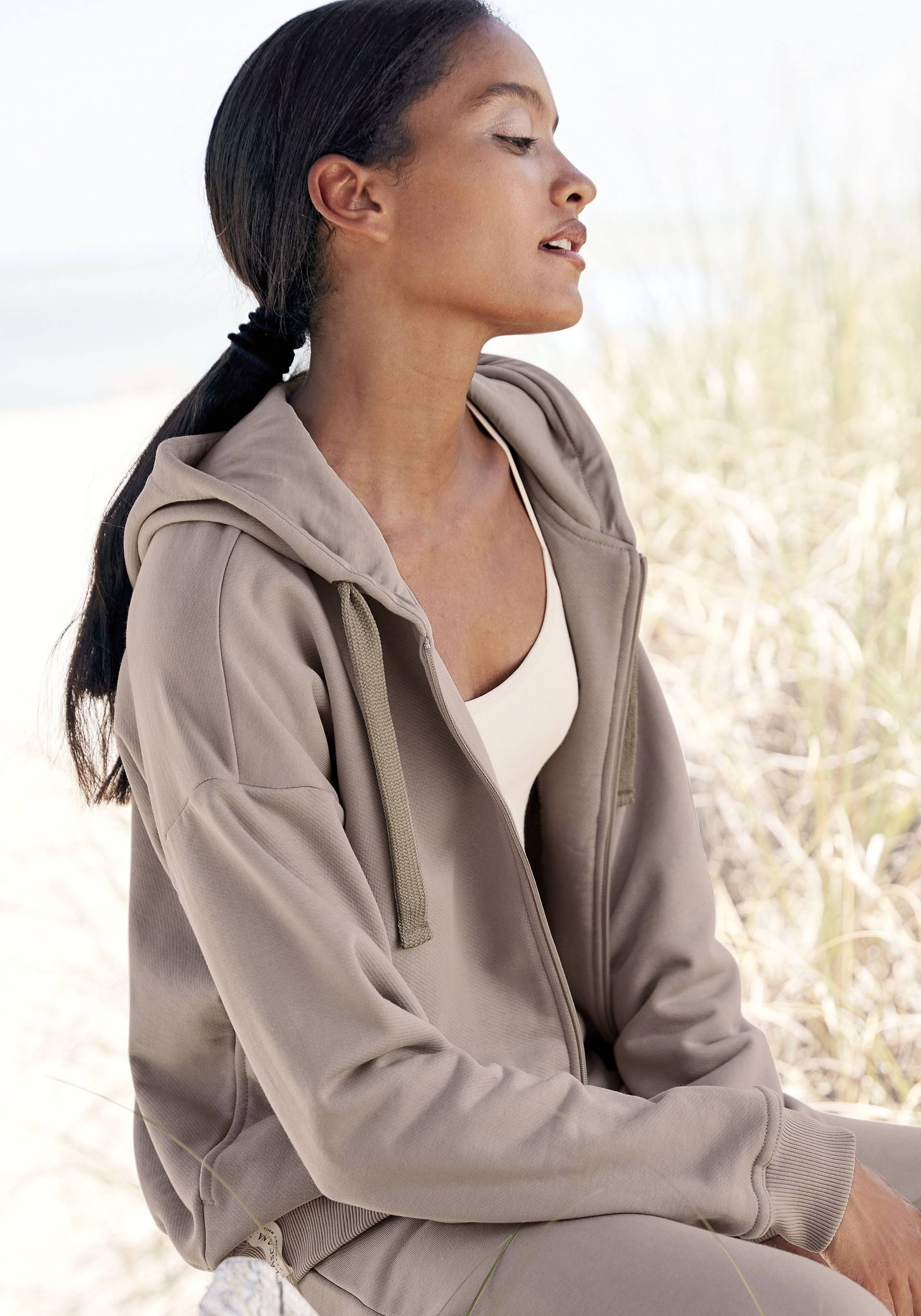 LASCANA Sweatjacke, aus organischer Baumwolle, Loungewear LASCANA Sweatjacke, aus organischer Baumwolle, Loungewear von Lascana