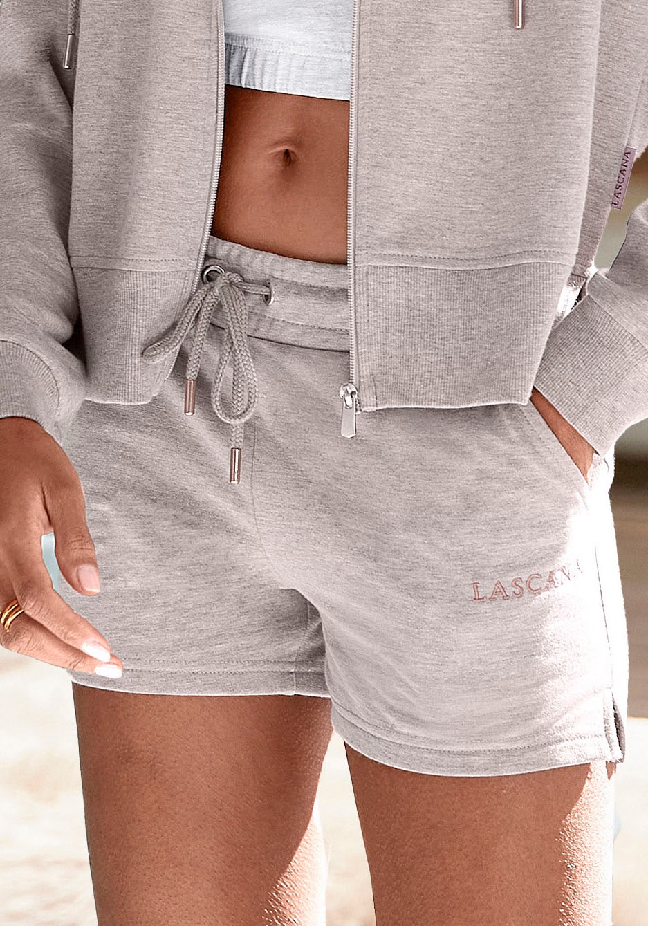 LASCANA Sweatshorts, mit Logostickerei, Loungeanzug von Lascana