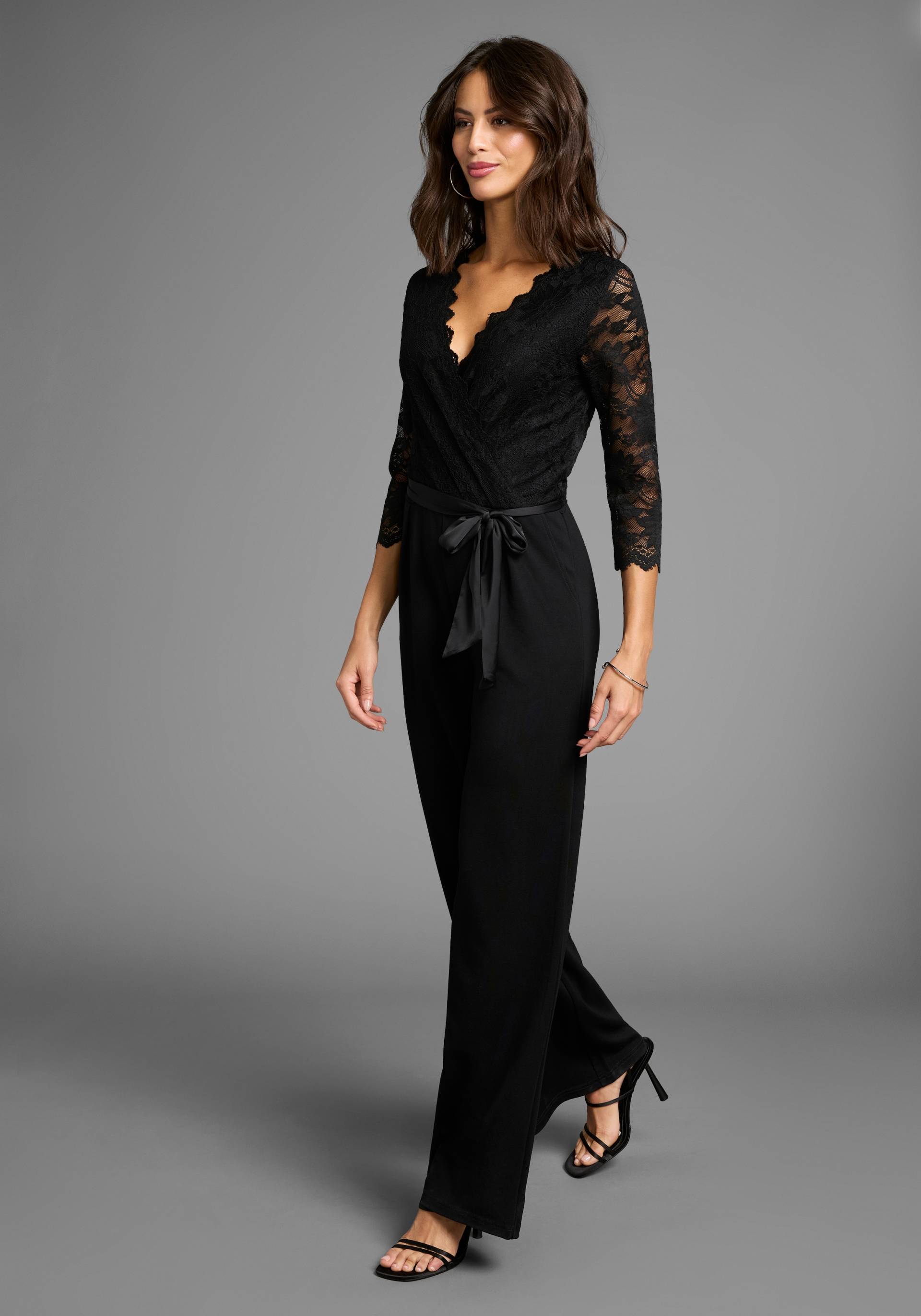 Laura Scott Overall, mit Spitzenoberteil und Satin-Bindegürtel Laura Scott Overall, mit Spitzenoberteil und Satin-Bindegürtel von Laura Scott