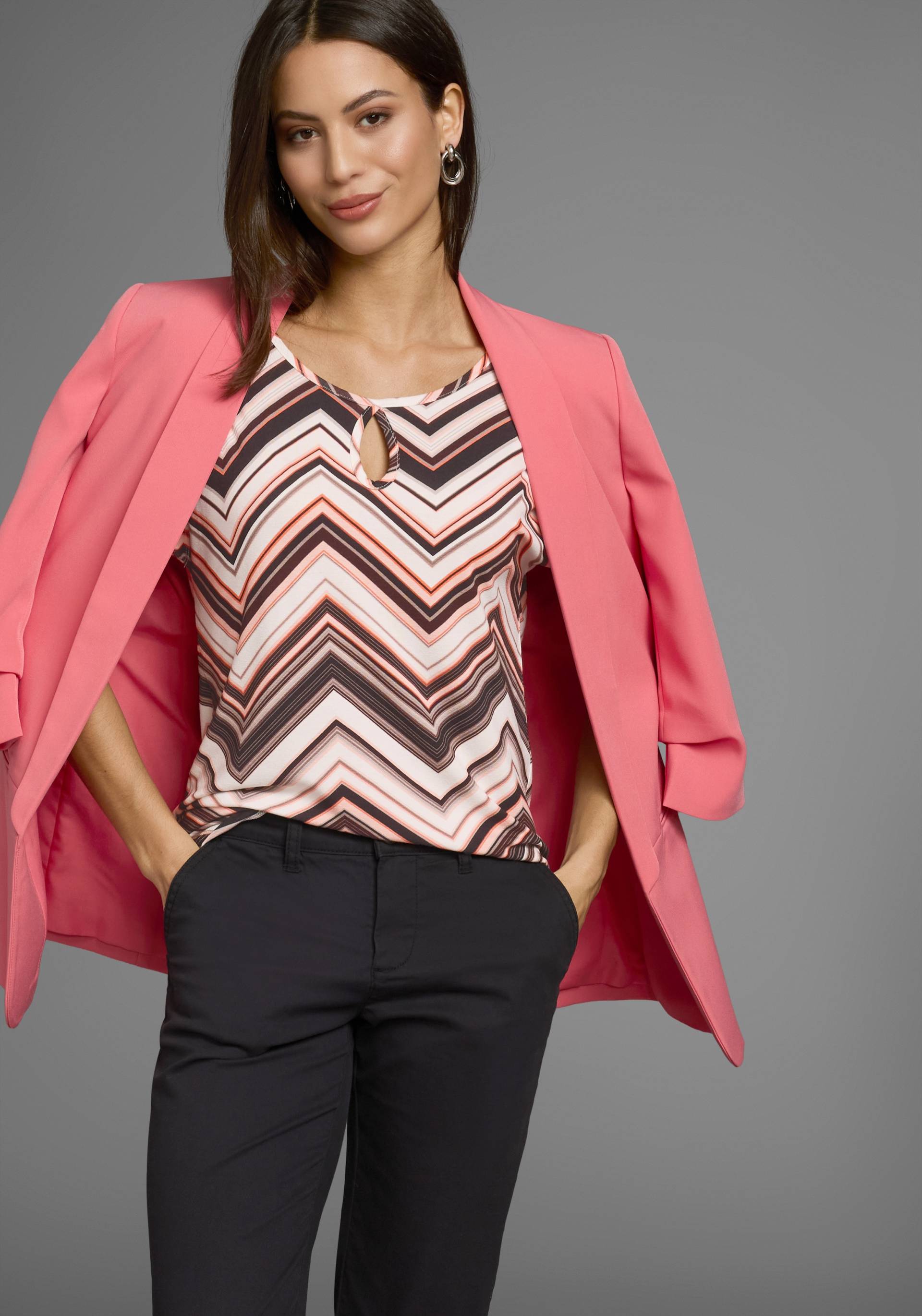 Laura Scott Rundhalsshirt, im Retro-Design mit Loch-Applikation - NEUE KOLLEKTION Laura Scott Rundhalsshirt, im Retro-Design mit Loch-Applikation - NEUE KOLLEKTION von Laura Scott