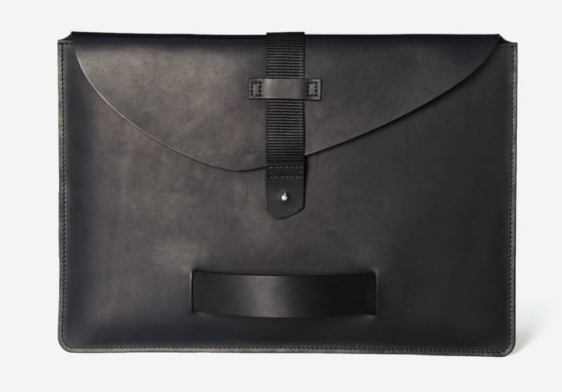 La Pochette à main Sangle - in Schwarz von Le Feuillet