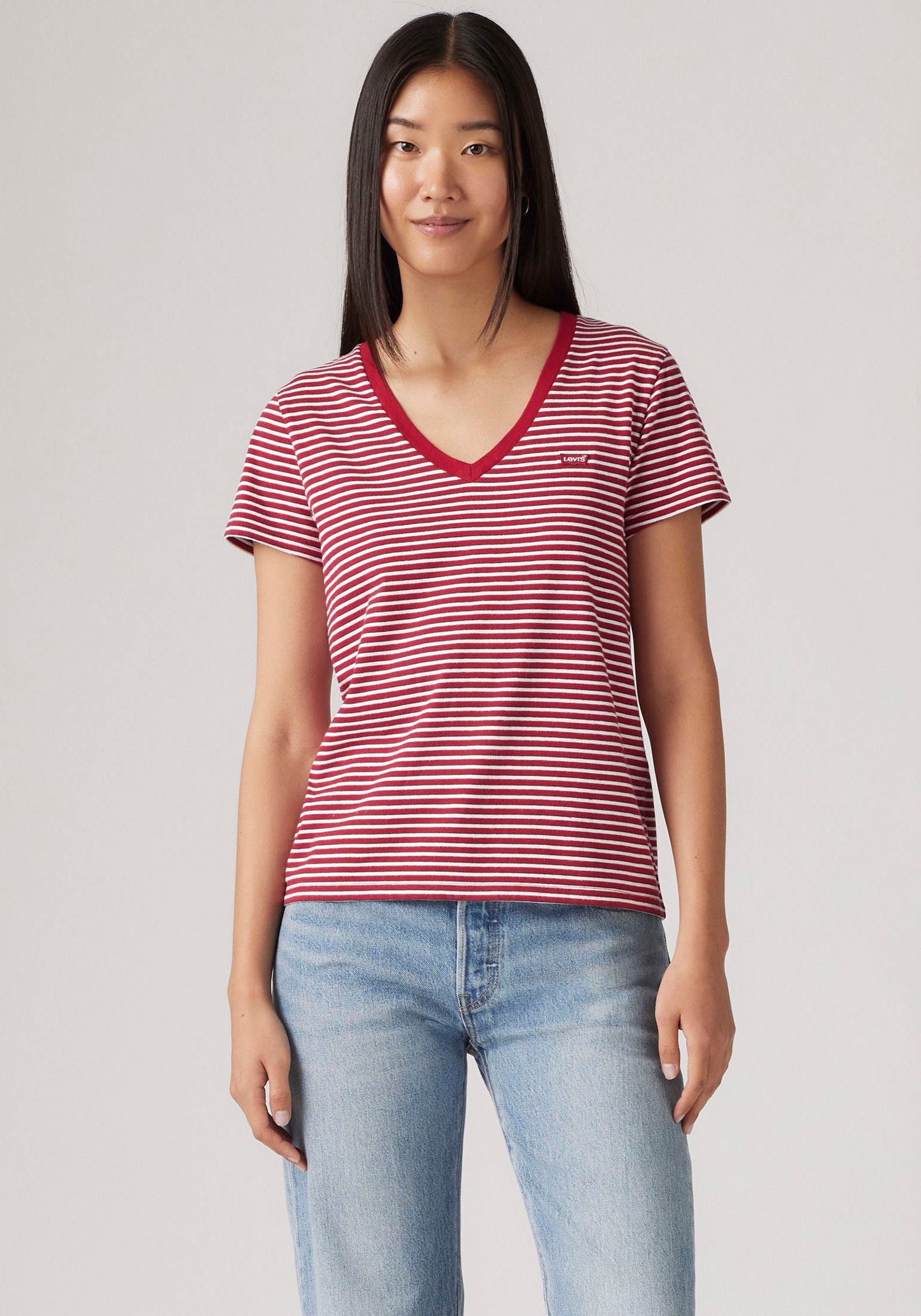 Levi's® V-Shirt »PERFECT VNECK«, mit Mini-Batwing-Logostickerei von Levi's®