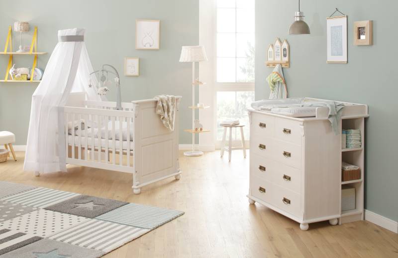 Lüttenhütt Babyzimmer-Komplettset »Aimo, luxoriöser Landhausstil, Messinggriffe,«, (Spar-Set, 3 tlg., Kinderbett, Wickelkommode, Unterbauregal, 5 Schubladen), aus Massivholz; FSC®-Holz aus gewissenhaft bewirtschafteten Wäldern von Lüttenhütt