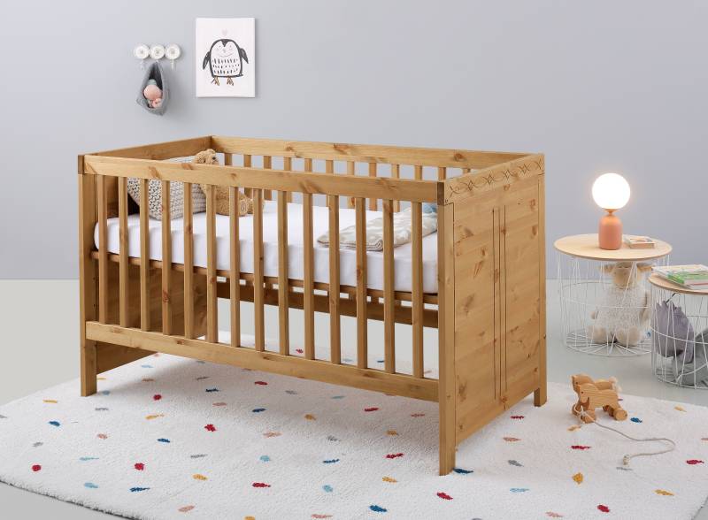 Lüttenhütt Babybett »Indra, Schlupfsprossen, 4-fach verstellbare Liegehöhe,«, FSC® zertifiziertes Massivholz, Landhausstil mit tollen Details von Lüttenhütt