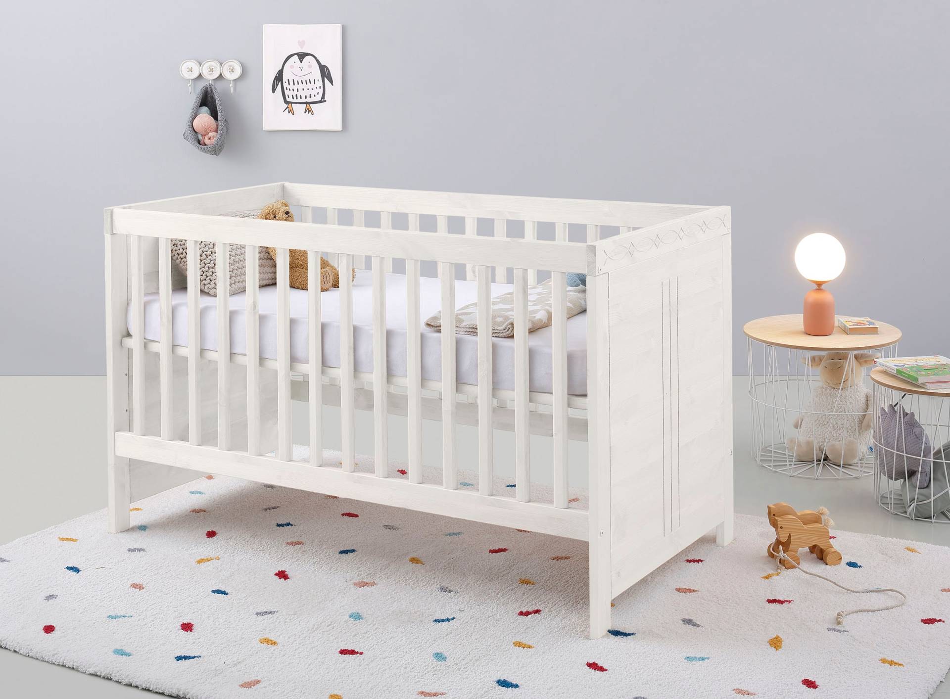 Lüttenhütt Babybett »Indra, Schlupfsprossen, 4-fach verstellbare Liegehöhe,«, FSC® zertifiziertes Massivholz, Landhausstil mit tollen Details von Lüttenhütt