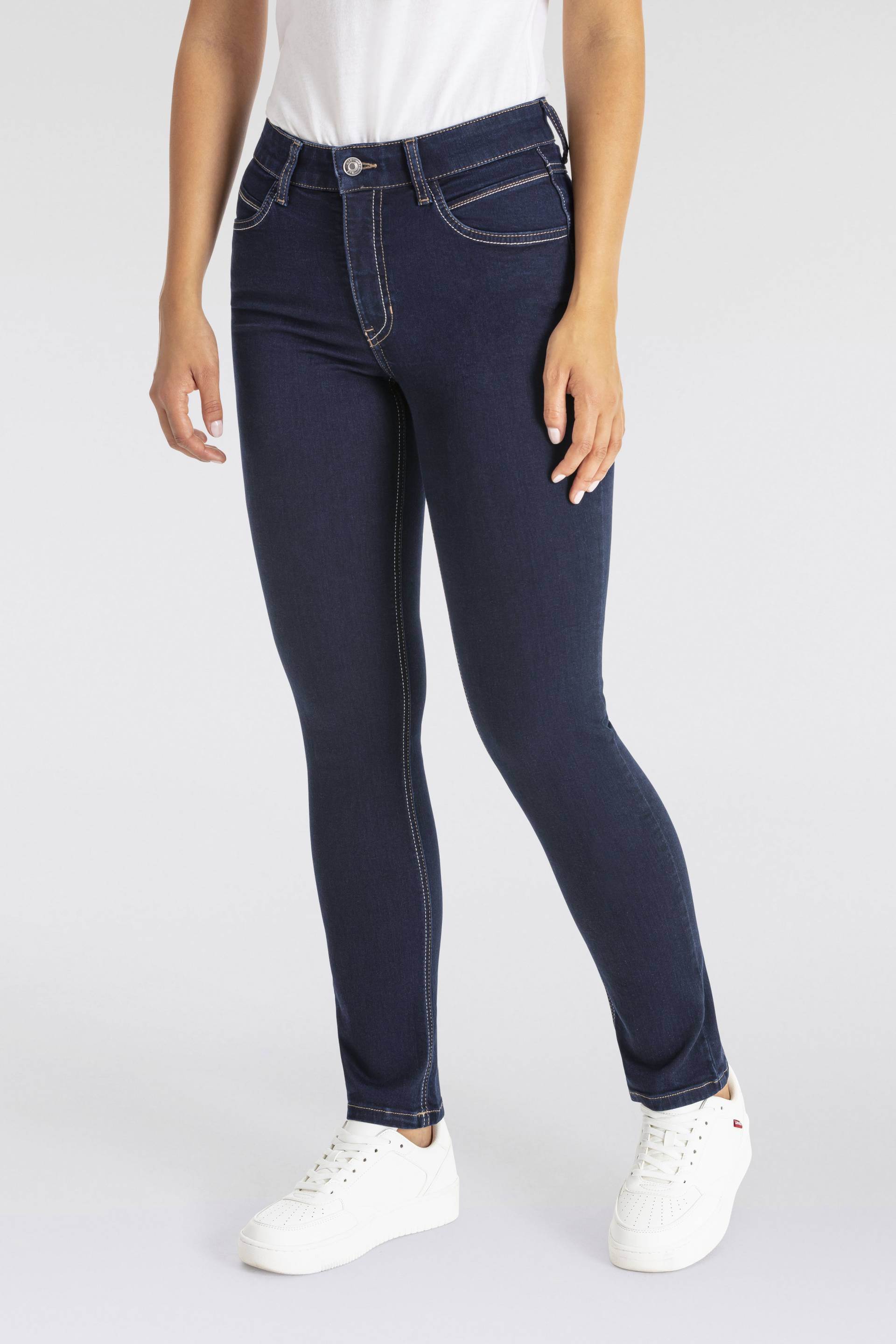 MAC Gerade Jeans »MELANIE dragon-fly«, Dekoratibe Nietendetails auf der hinteren Tasche MAC Gerade Jeans »MELANIE dragon-fly«, Dekoratibe Nietendetails auf der hinteren Tasche von MAC