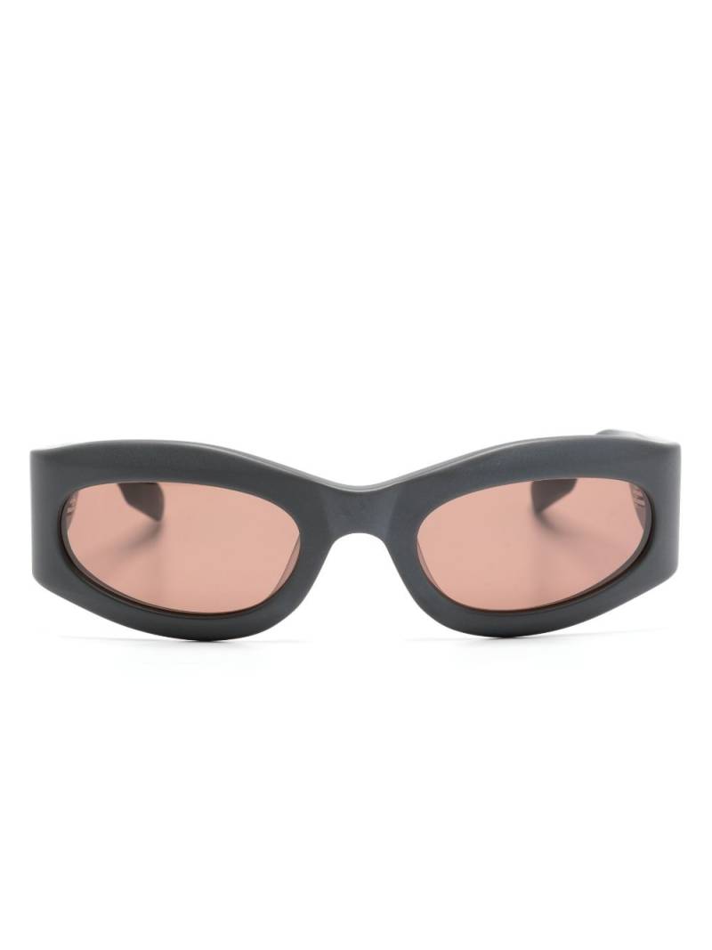 MCQ oval-frame logo-arm sunglasses - Grey von MCQ