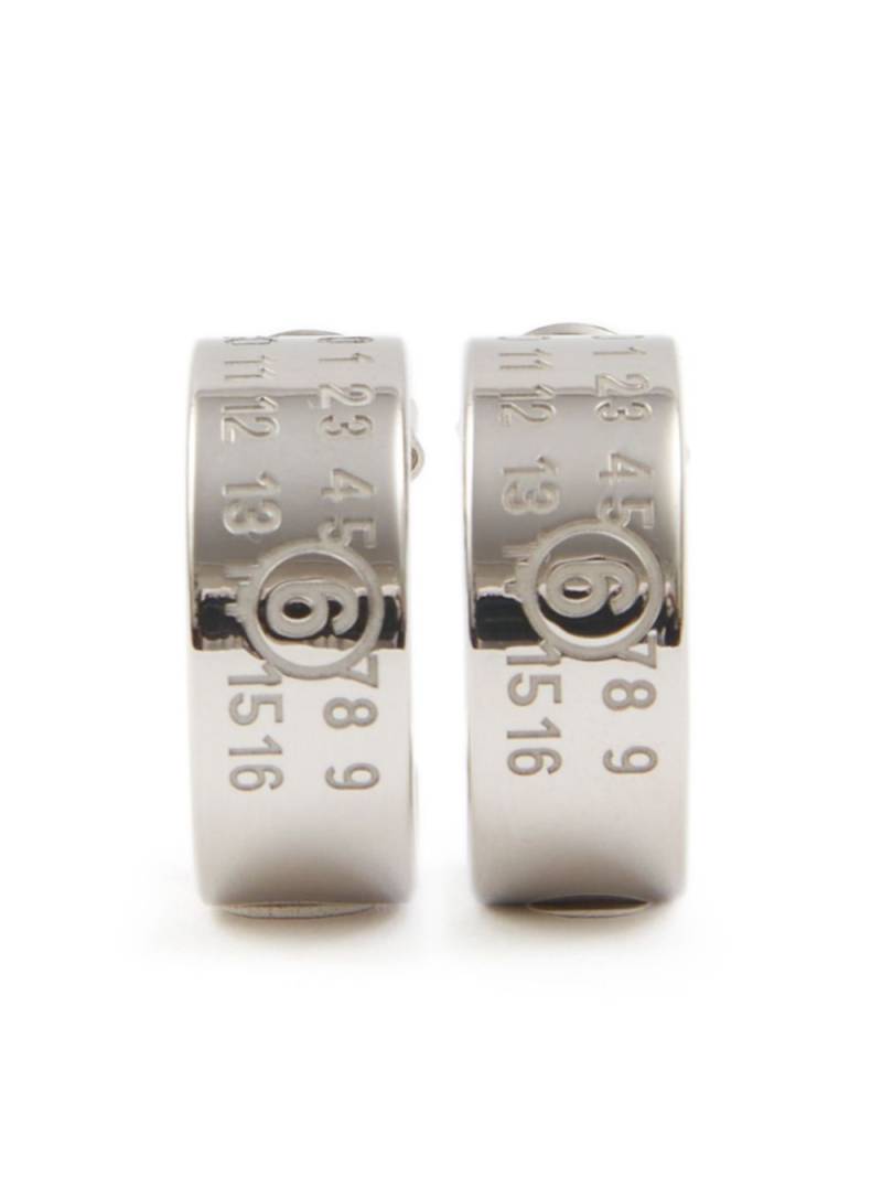 MM6 Maison Margiela Numeric engraved hoop earrings - Silver von MM6 Maison Margiela