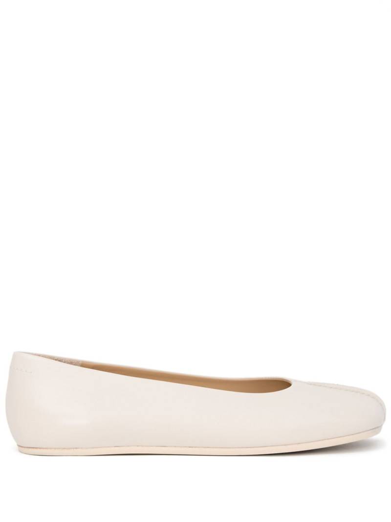 MM6 Maison Margiela Stitch-out leather ballerinas - Neutrals von MM6 Maison Margiela