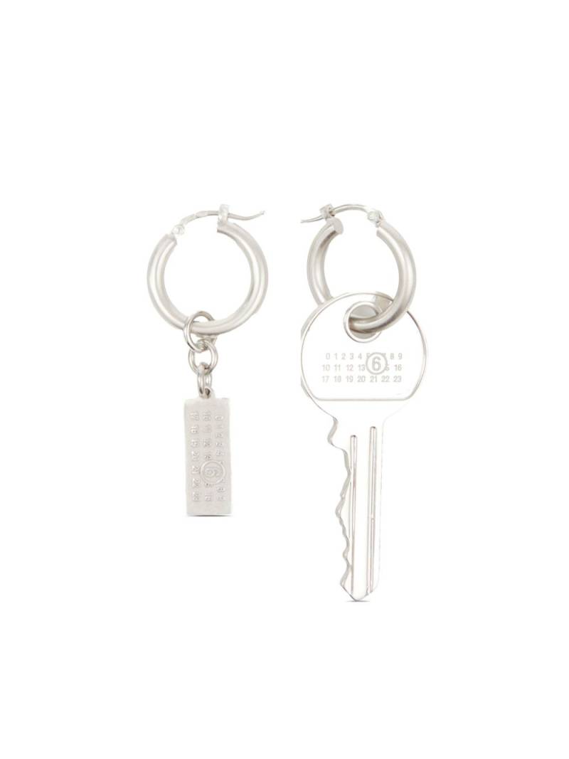 MM6 Maison Margiela Tag and Key pendant hoop drop earrings - Silver von MM6 Maison Margiela