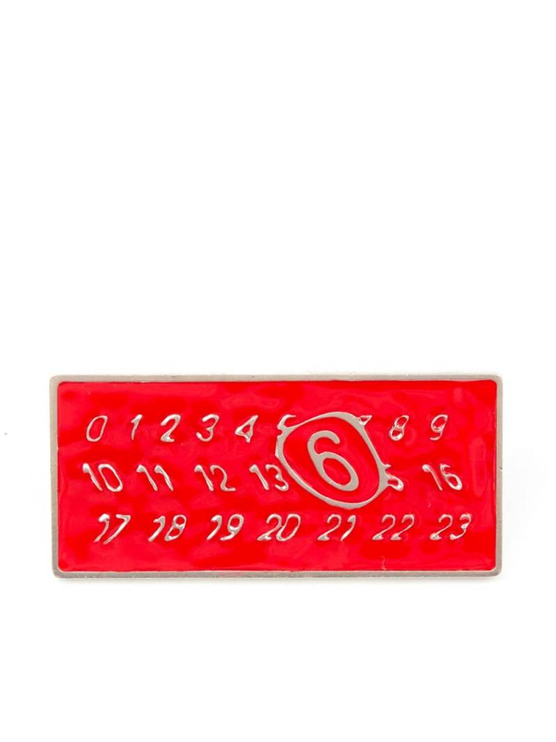 MM6 Maison Margiela Wavy logo-plaque badge - Red von MM6 Maison Margiela