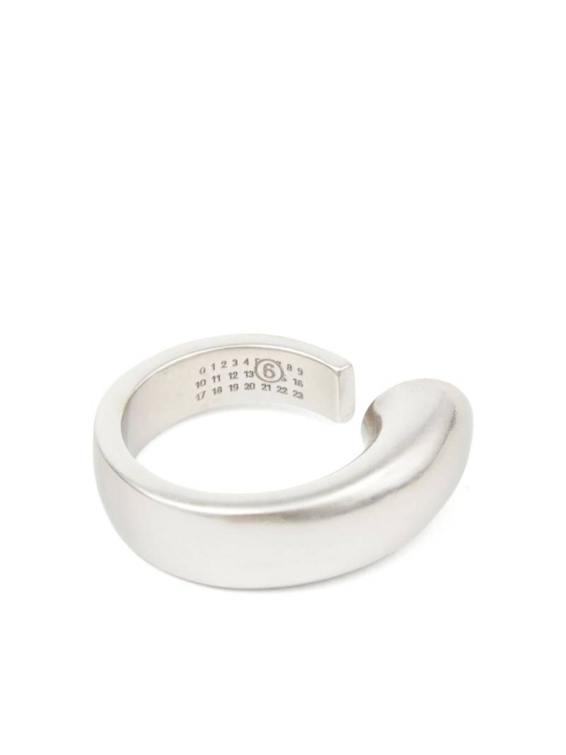 MM6 Maison Margiela asymmetrical open-top brass ring - Silver von MM6 Maison Margiela