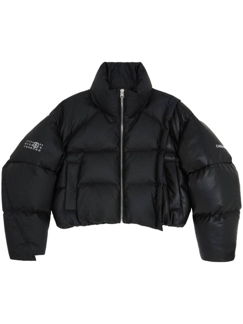 MM6 Maison Margiela x Chen Peng cropped padded jacket - Black von MM6 Maison Margiela