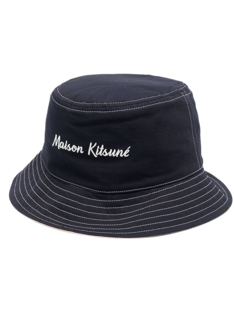 Maison Kitsuné logo-embroidered bucket hat - Blue von Maison Kitsuné